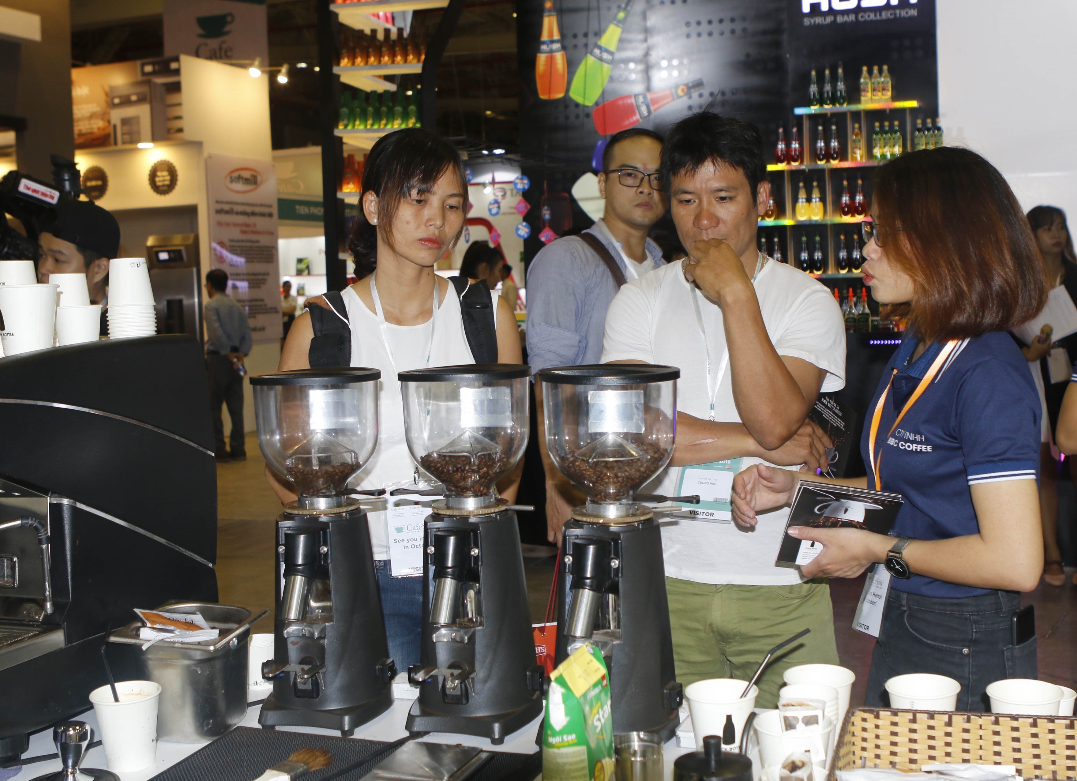  Khách tham quan các gian hàng tại ngày hội Cà phê Việt Nam lần thứ 3. (Ảnh: Trần Việt/TTXVN)
