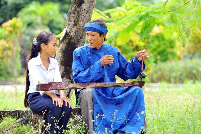 Nghệ nhân đàn bầu Lý Văn Tới, ấp 3, thị trấn Gành Hào, huyện Đông Hải truyền dạy cho thế hệ sau. (Ảnh: Minh Đức/TTXVN)