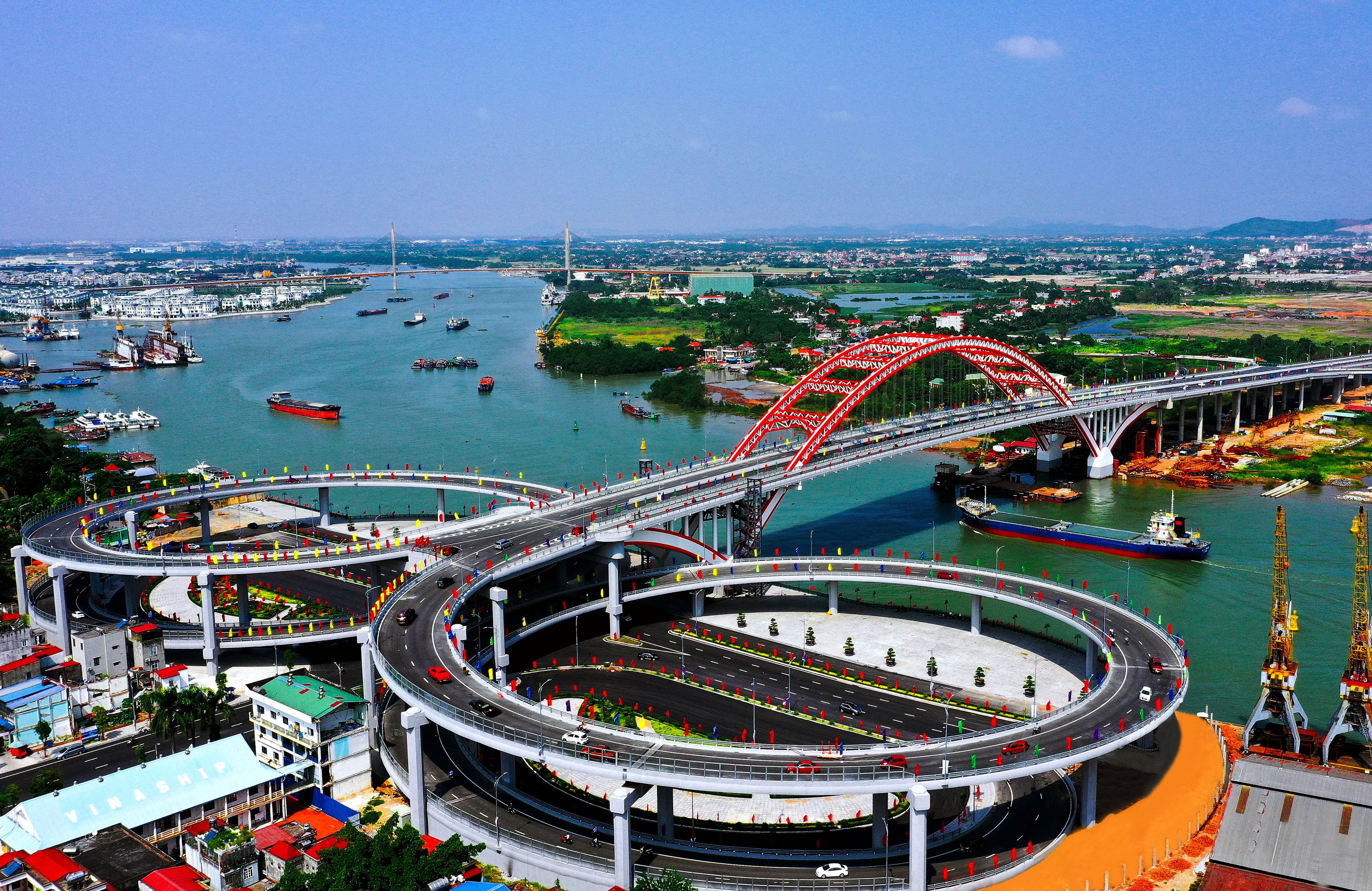  Cầu Hoàng Văn Thụ là cây cầu hiện đại, do Việt Nam hoàn toàn thiết kế và thi công, một trong những công trình trọng điểm mang dấu ấn lớn của Hải Phòng. (Ảnh: Trọng Luân/TTXVN)  