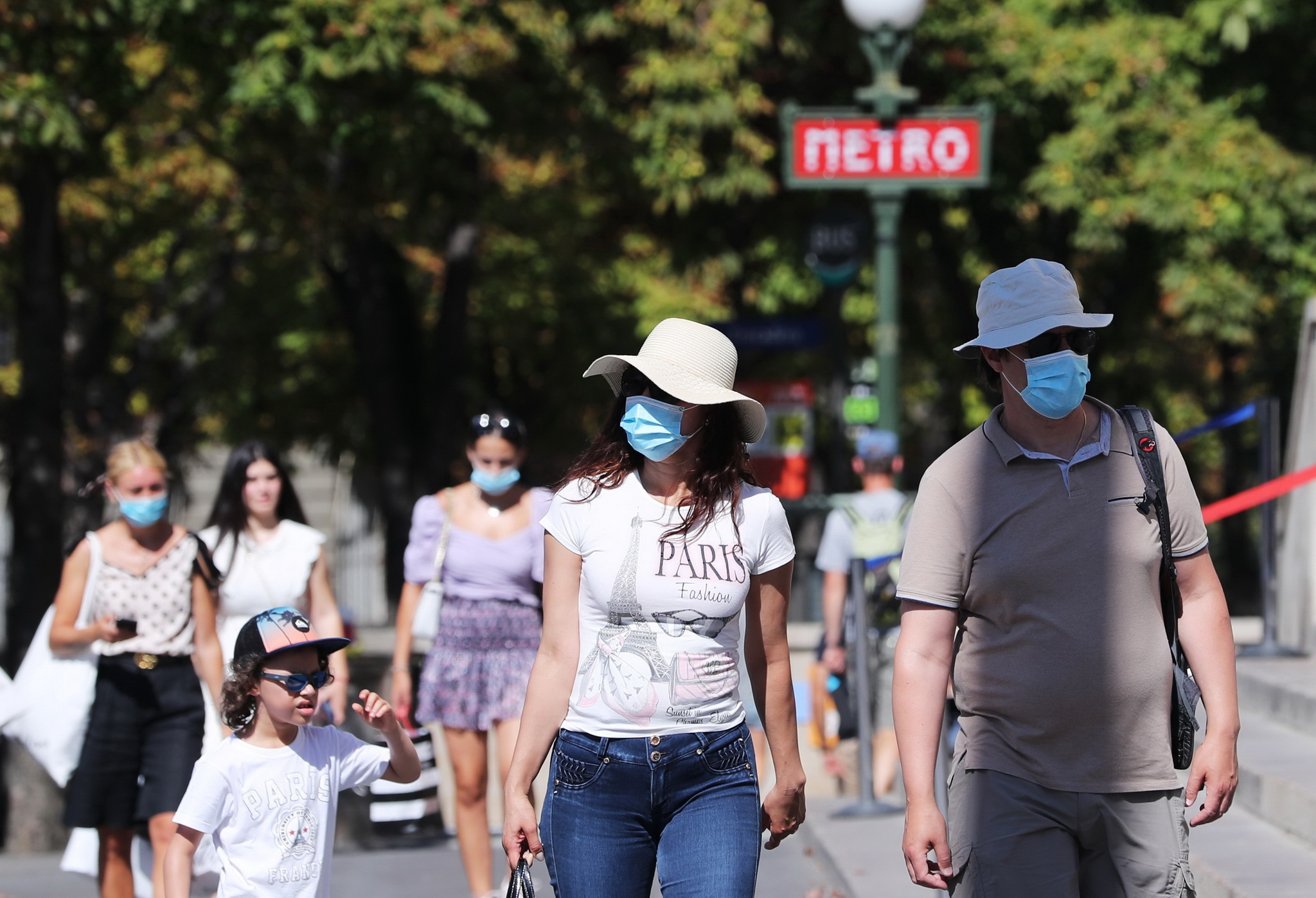 Người dân đeo khẩu trang phòng lây nhiễm COVID-19 tại Paris, Pháp ngày 7/8/2020. (Ảnh: THX/TTXVN)