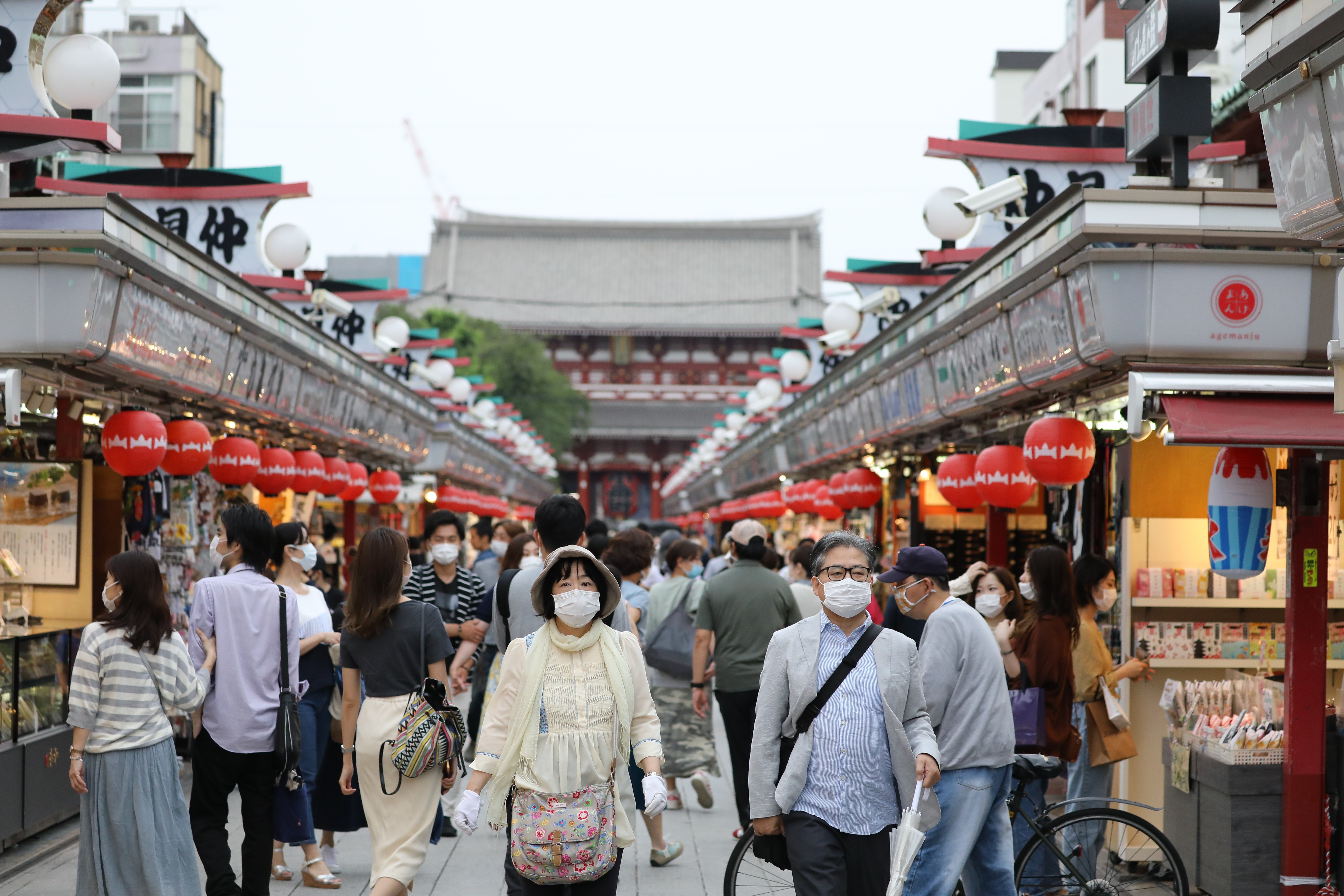 Người dân đeo khẩu trang phòng lây nhiễm COVID-19 tại Asakusa, Tokyo, Nhật Bản, ngày 21/6/2020. (Ảnh: THX/TTXVN)