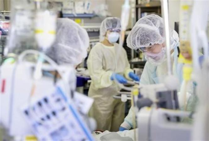 Nhân viên y tế điều trị cho bệnh nhân nhiễm COVID-19 tại bệnh viện ở Kawasaki, gần Tokyo, Nhật Bản ngày 23/4/2020. (Ảnh: Kyodo/TTXVN)