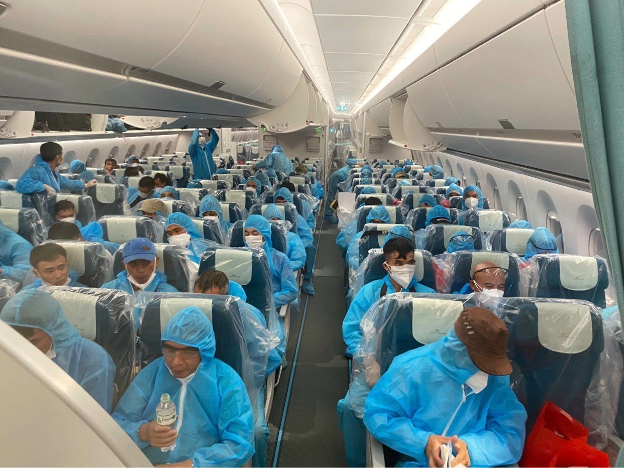 在赤道几内亚的200余名越南公民乘坐越南国家航空公司的航班回国。图自越通社