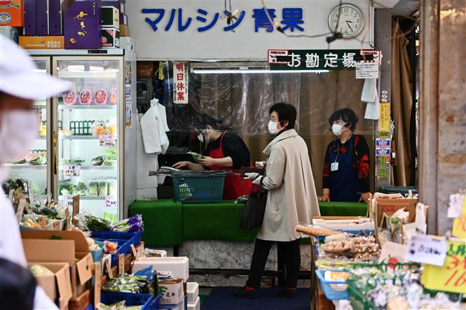 Người dân mua sắm tại một cửa hàng rau củ ở Tokyo, Nhật Bản ngày 21/4/2020. (Ảnh: AFP/TTXVN)