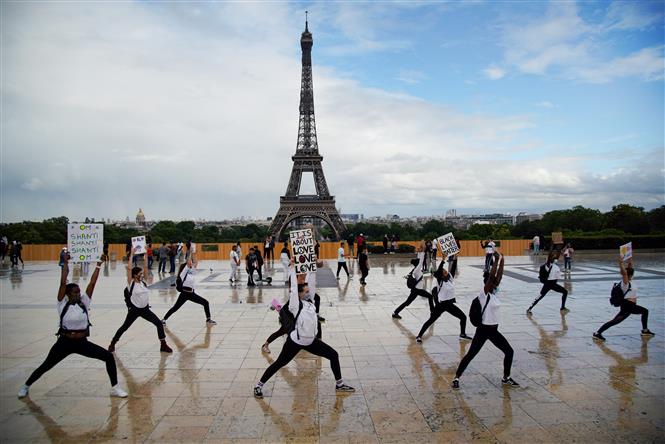 Các thành viên nhóm Yoga biểu diễn trong lễ hội âm nhạc ở Paris, Pháp ngày 21/6/2020 bất chấp quy định giãn cách xã hội. (Ảnh: AFP/TTXVN)