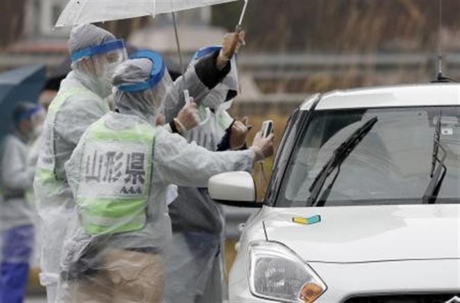 Nhân viên kiểm tra thân nhiệt hành khách nhằm ngăn dịch COVID-19 tại tuyến đường cao tốc ở Yamagata, miền Đông Bắc Nhật Bản ngày 18/4/2020. (Ảnh: Kyodo/TTXVN)