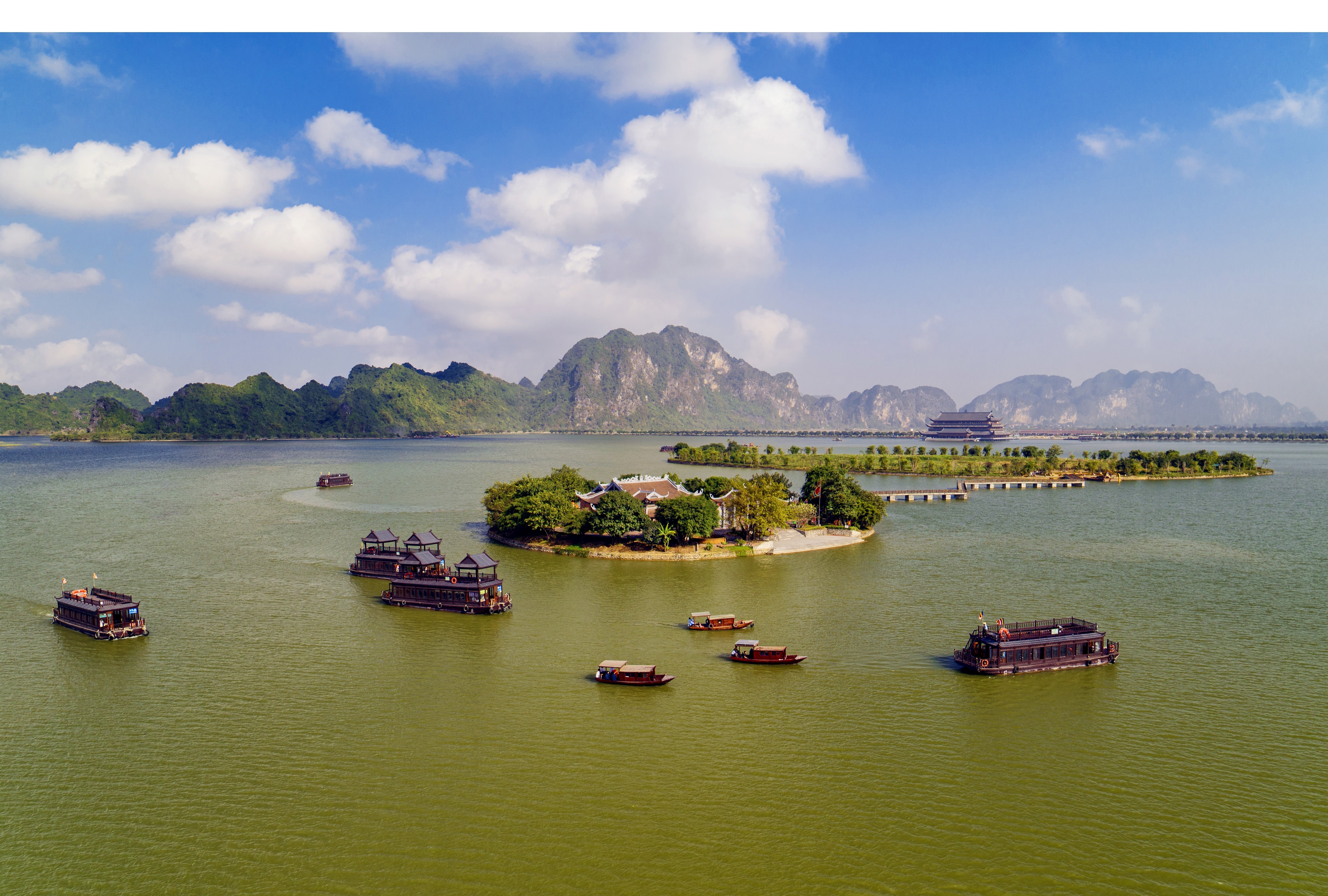                                  旅游船带游客游览占地面积达逾600公顷的三祝湖。图自越通社
