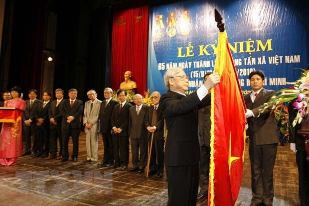 Chủ tịch Quốc hội Nguyễn Phú Trọng trao Huân chương Hồ Chí Minh (lần thứ hai) của Chủ tịch nước tặng TTXVN tại Lễ kỷ niệm 65 năm Ngày thành lập (15/9/1945-15/9/2010). (Ảnh: Trí Dũng/TTXVN)