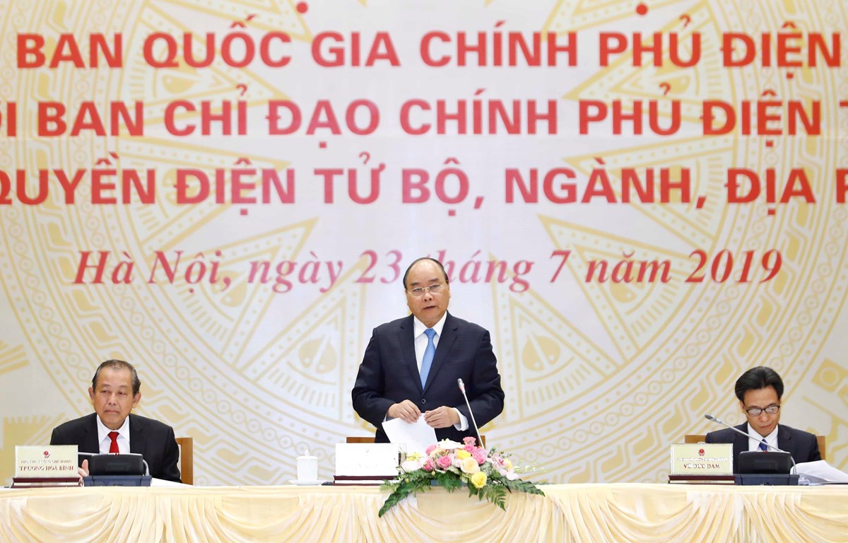 Thủ tướng Nguyễn Xuân Phúc, Chủ tịch Ủy ban Quốc gia Chính phủ điện tử phát biểu tại Hội nghị trực tuyến với các Ban chỉ đạo xây dựng Chính phủ điện tử, chính quyền điện tử các bộ, ngành, địa phương. (Ảnh: Thống Nhất/TTXVN) 
