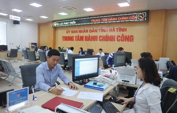 Cán bộ Trung tâm hành chính công tỉnh Hà Tĩnh giải quyết thủ tục hành chính cho người dân. (Ảnh minh họa: Hoàng Ngà/TTXVN)