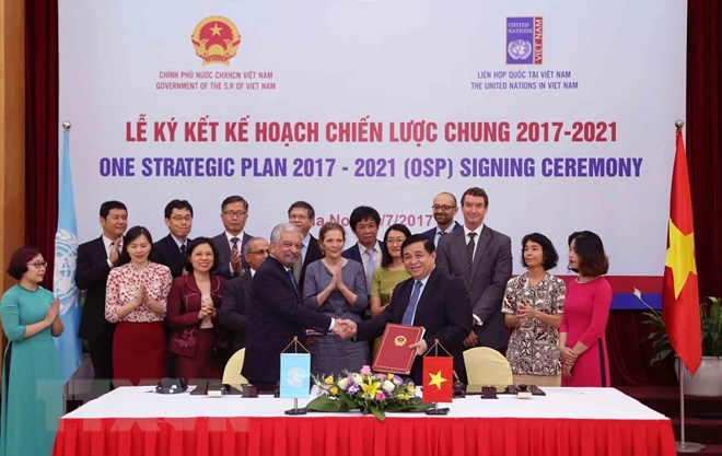 Trong lĩnh vực phát triển, Việt Nam được đánh giá là hình mẫu điển hình về sự thành công trong hợp tác giữa Việt Nam và LHQ. Trong ảnh: Ngày 5/7/2018, Việt Nam và LHQ đã ký Kế hoạch Chiến lược chung mới (OSP) cho giai đoạn 2017-2021 giữa Chính phủ Việt Nam và 18 cơ quan LHQ. Đây là dấu ấn quan trọng nêu bật cam kết mạnh mẽ của LHQ và Chính phủ Việt Nam trong Chương trình Hành động quốc gia thực hiện các mục tiêu phát biển bền vững. (Nguồn: TTXVN phát)