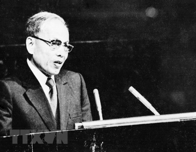 Bộ trưởng Ngoại giao Nguyễn Duy Trinh phát biểu tại Kỳ họp thứ 32 Đại hội đồng Liên hợp quốc tại New York (Mỹ) ngày 20/9/1977. Kỳ họp đã thông qua Nghị quyết công nhận Việt Nam là thành viên của Liên hợp quốc. (Nguồn: Tư liệu TTXVN)