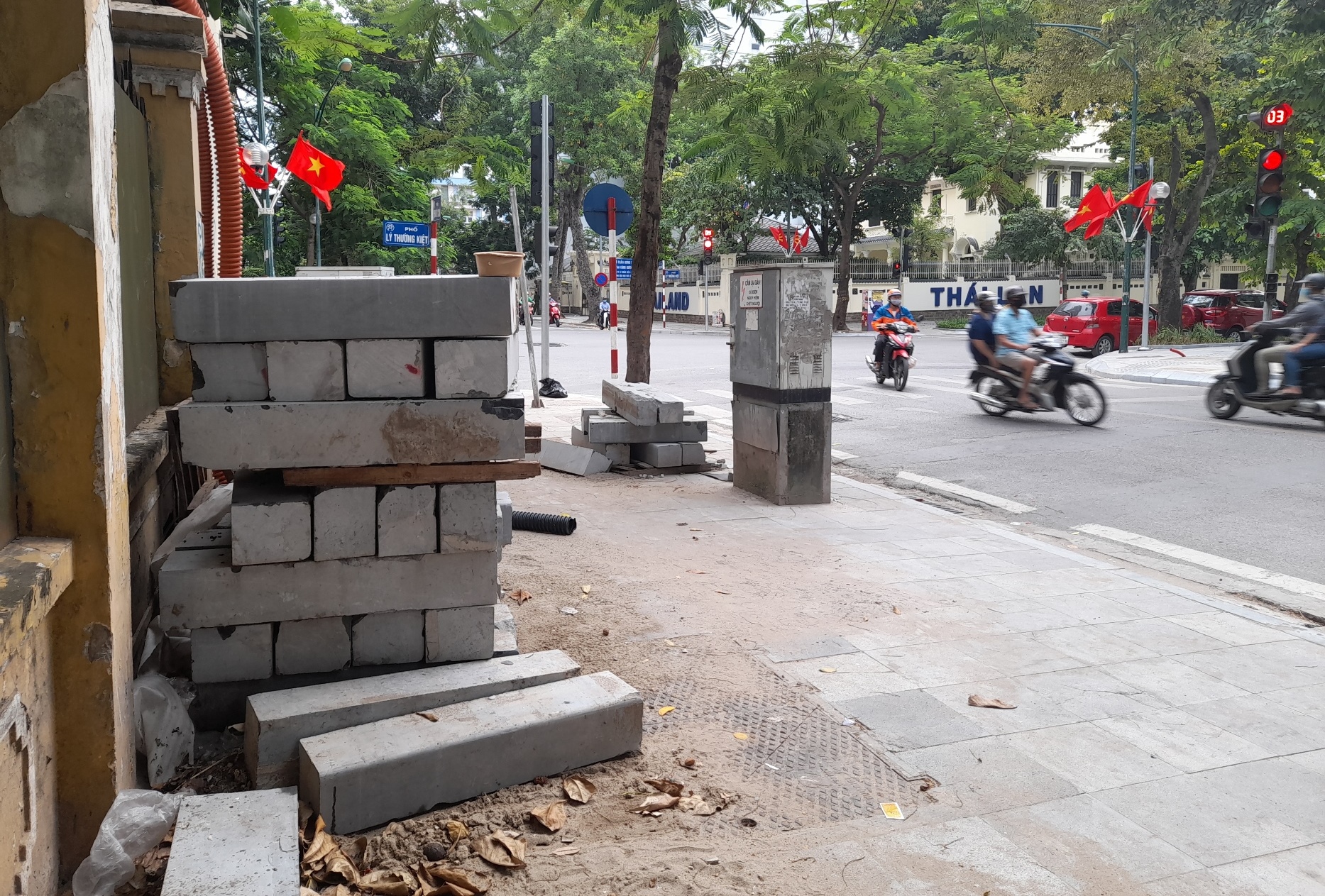 Hoạt động chỉnh trang đô thị, lát đá bịt kín vỉa hè là một trong những nguyên nhân gây ngập úng ở nội thành Hà Nội. (Ảnh: Hùng Võ/Vietnam+)