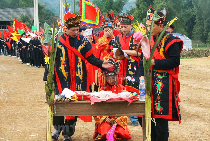 Thực hành Then trong nghi lễ cấp sắc của người Tày ở thi trấn Yến Lạc, huyện Nà Ri, tỉnh Bắc Kạn. (Nguồn: Vietnam+)