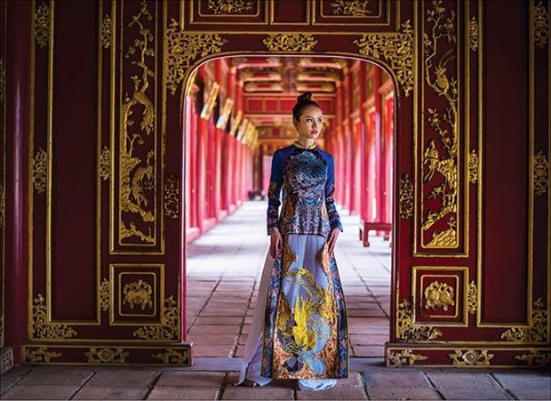 Một mẫu thiết kế áo dài của nhà thiết kế Viết Bảo tại Festival Huế 2019. (Nguồn: baothuathienhue.vn)
