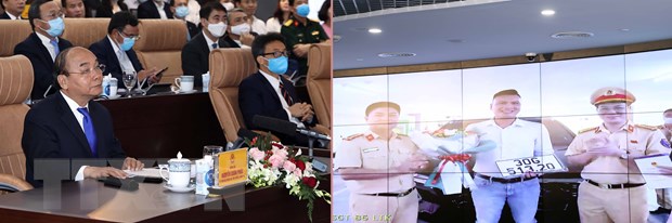 Thủ tướng Nguyễn Xuân Phúc, Chủ tịch Ủy ban Chính phủ điện tử quốc gia và các đại biểu trải nghiệm dịch vụ công quốc gia qua việc bấm biển số tại Phòng Cảnh sát giao thông Hà Nội. (Ảnh: Thống Nhất/TTXVN)
