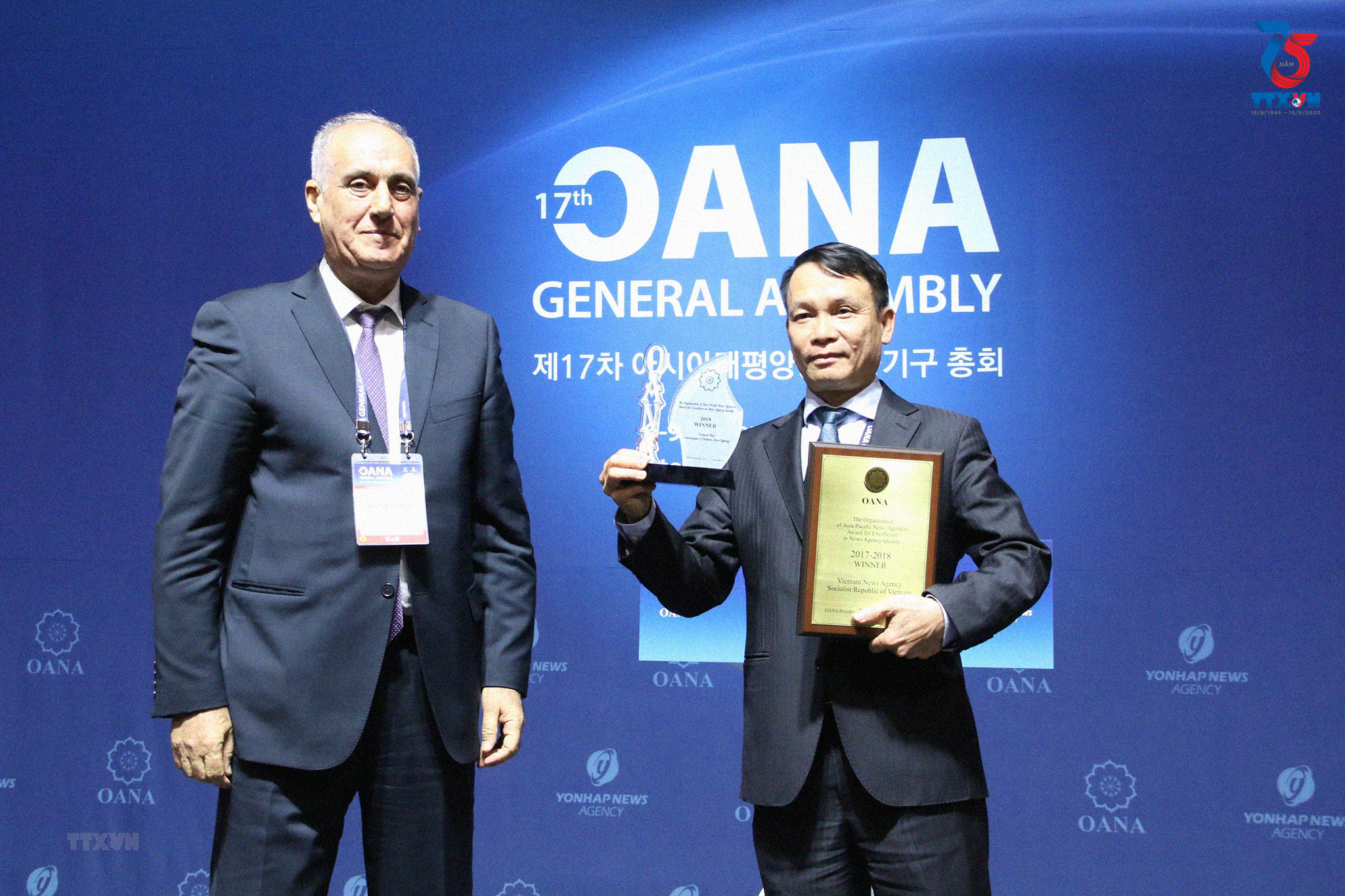 Sản phẩm Chatbot của Báo điện tử VietnamPlus (TTXVN) đoạt giải chất lượng thông tấn của OANA. Đây là giải thưởng được các hãng thông tấn thành viên Ban chấp hành OANA bình chọn tại Hội nghị Ban Chấp hành OANA lần thứ 44, diễn ra tại Hà Nội (Việt Nam) từ ngày 18-20/4/2019. Trong ảnh: Thay mặt TTXVN, Tổng Giám đốc Nguyễn Đức Lợi nhận Giải thưởng xuất sắc chất lượng thông tấn của OANA do Chủ tịch OANA nhiệm kỳ 2016-2019 Aslan Aslanov trao tặng. (Ảnh: Mạnh Hùng/TTXVN)