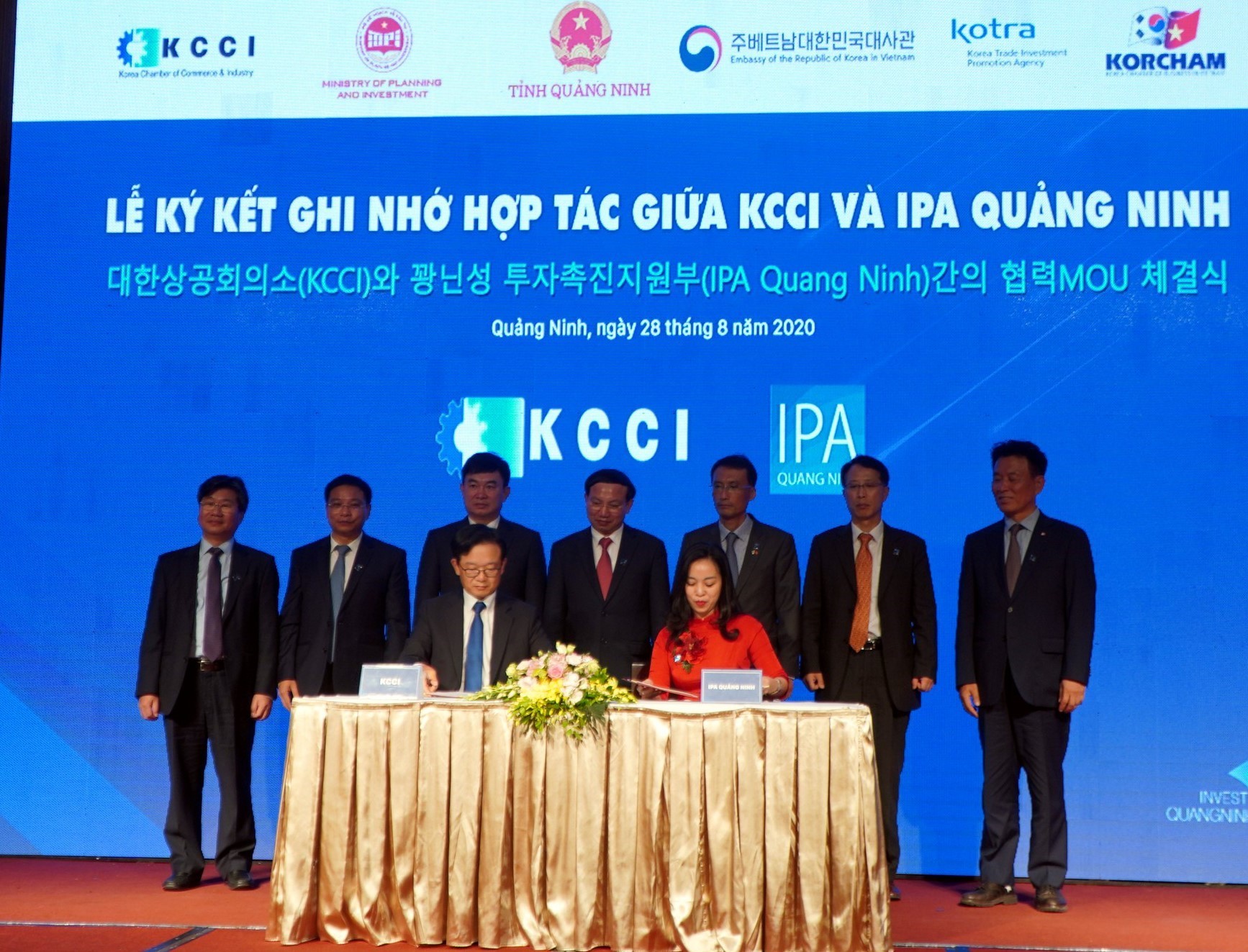 Ban Xúc tiến và Hỗ trợ đầu tư tỉnh Quảng Ninh (bên phải) và Phòng Thương mại và Công nghiệp Hàn Quốc (KCCI) ký kết biên bản ghi nhớ về hợp tác xúc tiến đầu tư. (Ảnh: Bùi Đức Hiếu/TTXVN)