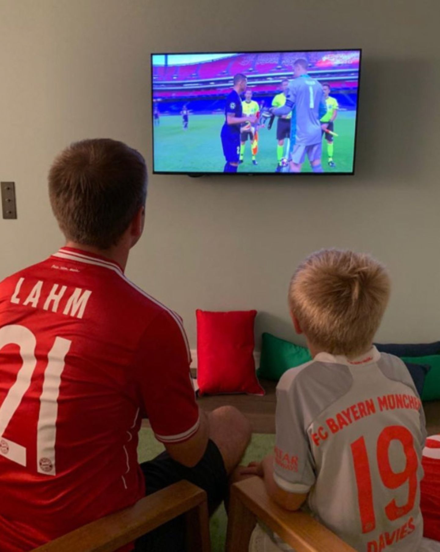 Lahm cùng con trai ngồi xem trận chung kết Champions League giữa Bayern và Paris Saint-Germain.