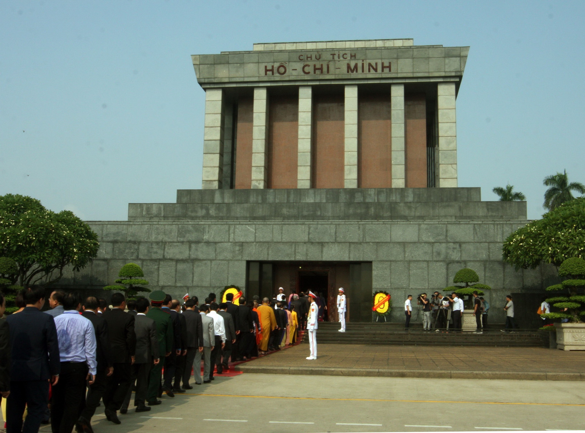 Long queue to pay respect to President Ho Chi Minh (Photo: VNA)