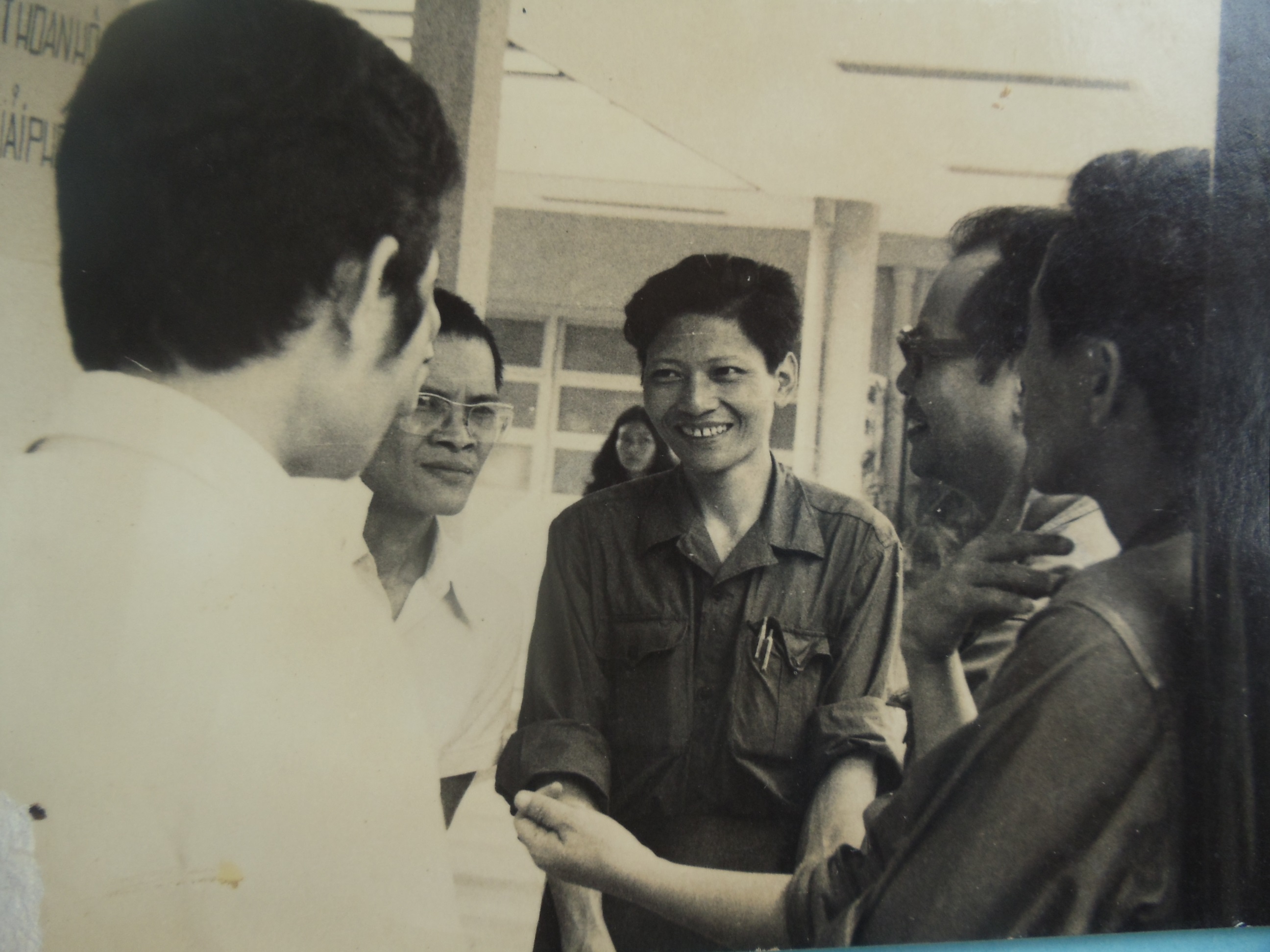 Thầy Đỗ Trọng Văn (đi giữa) vào tiếp quản trường Đại học Văn khoa Sài Gòn. (Ảnh: NVCC)