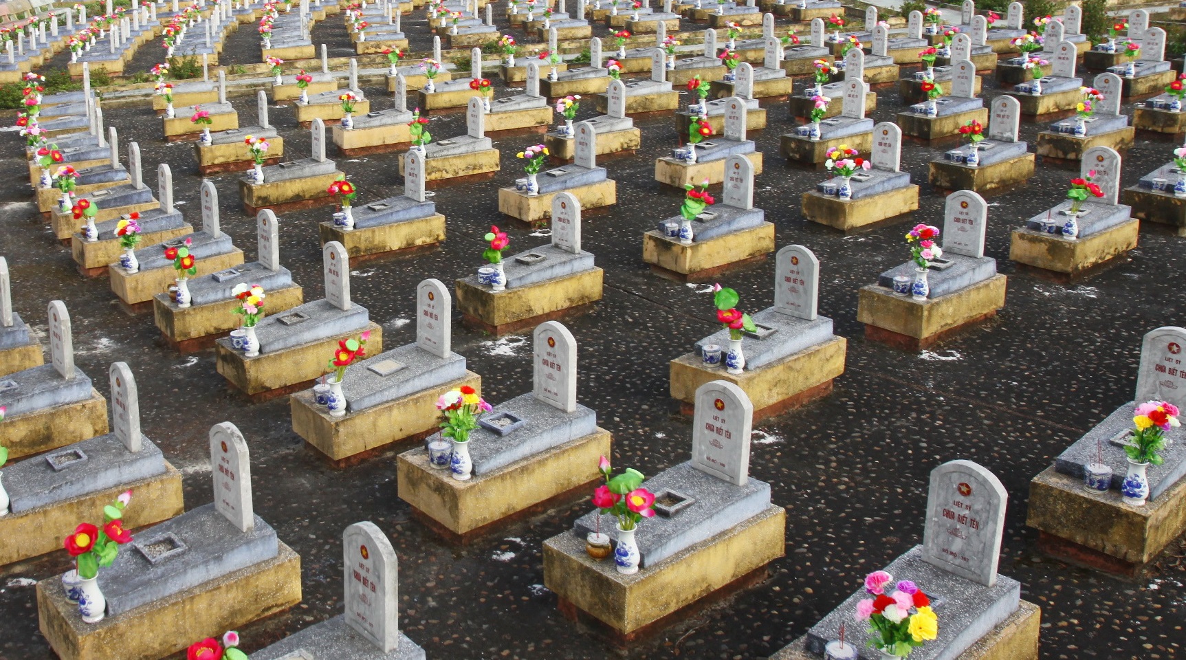 Thousands of graves of unknown martyrs at the Road 9 National Martyrs’ Cemetery in Quang Tri (Photo: VNA)