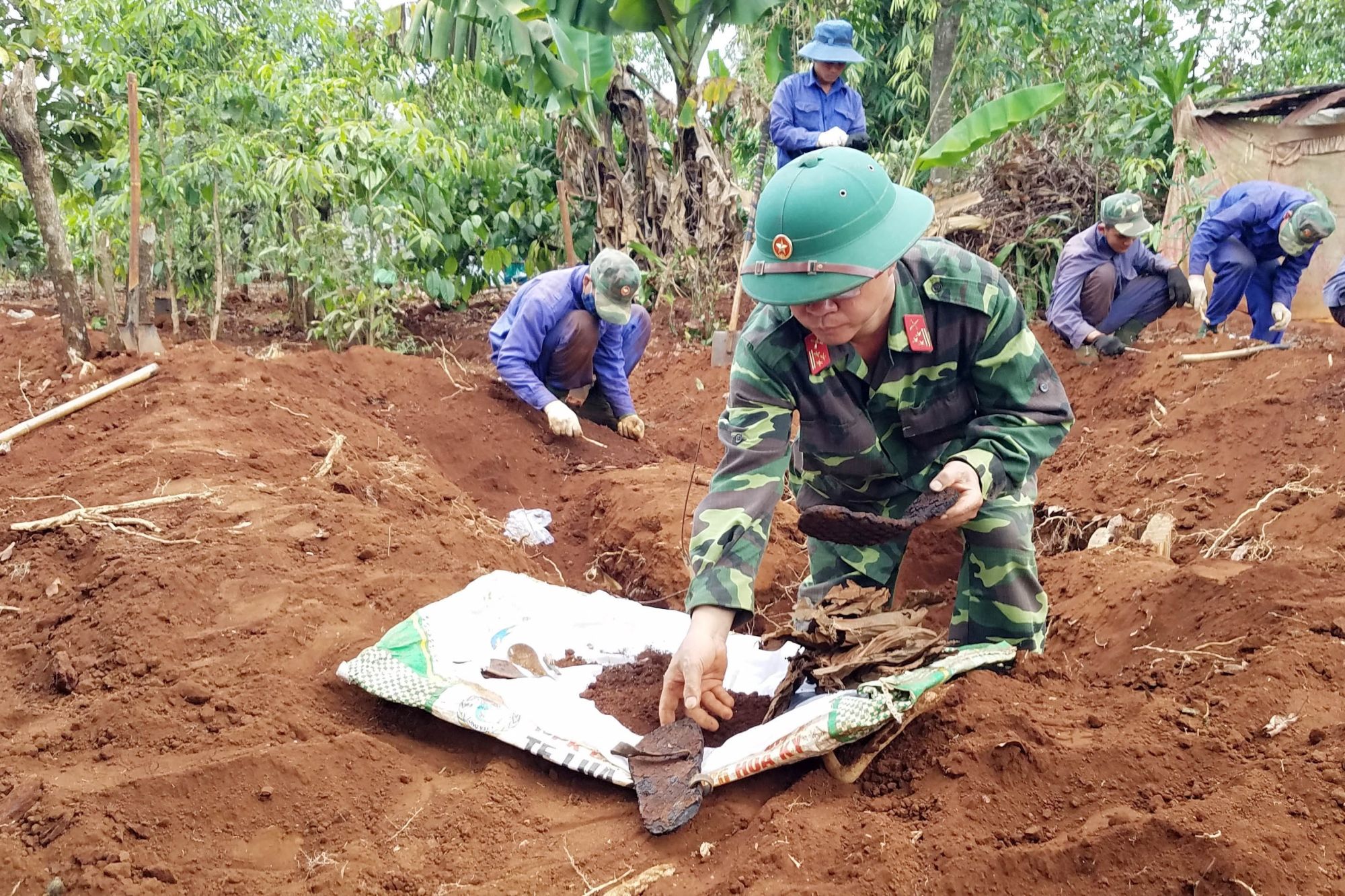 Soldiers search for martyrs’ remains (Photo: VNA)