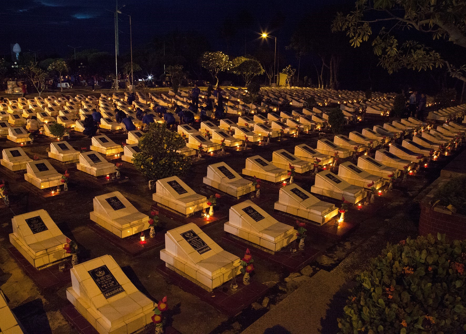 Candles are lit in commemoration of martyrs at the cemetery of Kien Giang province (Photo: VNA)