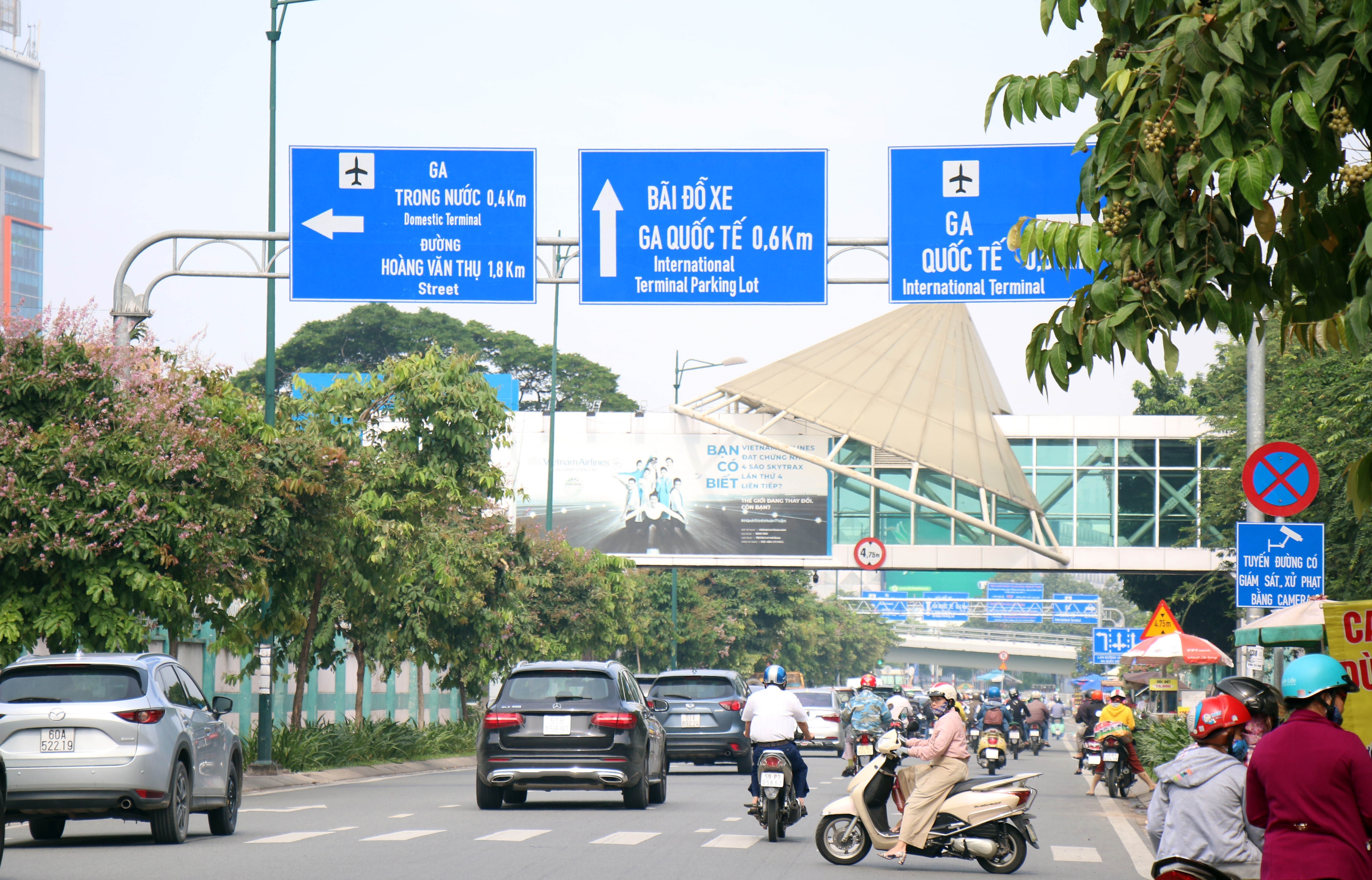 Đường Bạch Đằng, cửa ngõ ra vào sân bay Tân Sơn Nhất, được giám sát, xử phạt bằng camera. (Ảnh: Tiến Lực/TTXVN)