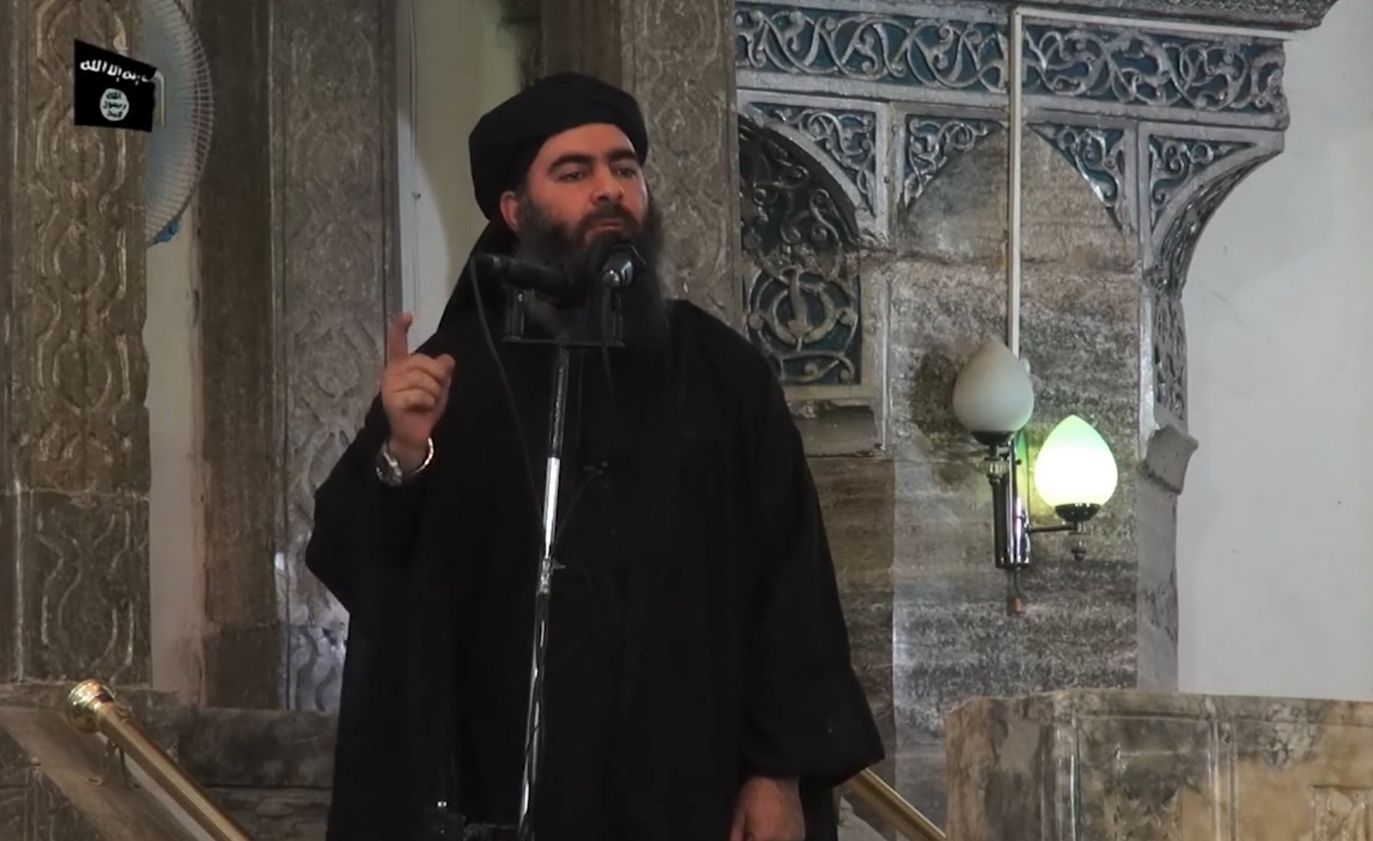 Hình ảnh trích từ video của kênh truyền thông Al-Furqan cho thấy thủ lĩnh tổ chức khủng bố IS Abu Bakr al-Baghdadi xuất hiện tại thành phố Mosul, Iraq. (Ảnh: AFP/TTXVN)