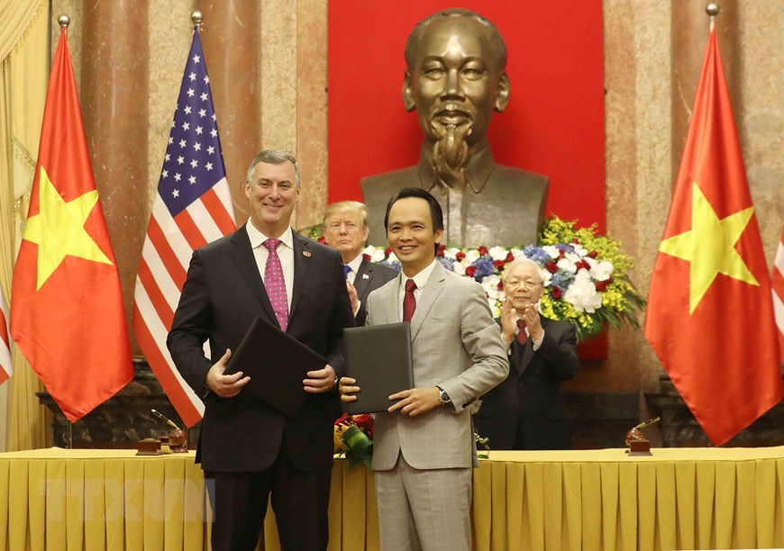 Party General Secretary and President Nguyen Phu Trong and US President Donald Trump witness the signing of a contract worth nearly 3 billion USD for 10 Boeing 787-9 Dreamliner aircraft between Bamboo Airways and Boeing in Hanoi on February 27, 2019 (Photo: VNA)
