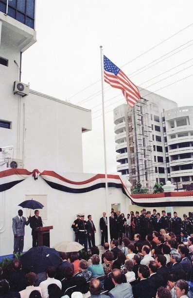 The opening ceremony of the US Embassy in Vietnam at No. 7 Lang Ha street, Hanoi, on August 6, 1995, in the presence of US State Secretary Warren Christopher (Photo: VNA)