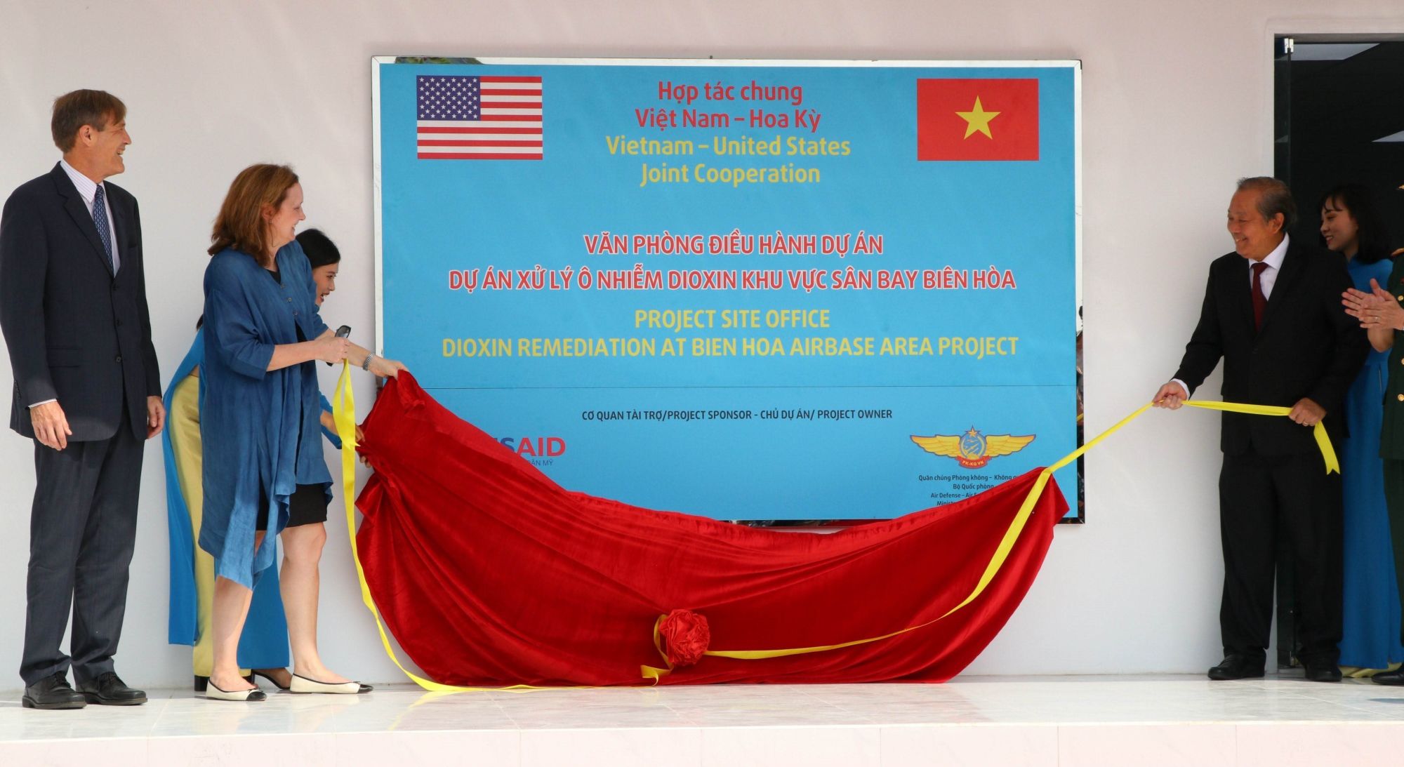 On December 5, 2019, USAID, the air defence - air force service of the Vietnamese Defence Ministry and the National Action Centre for Toxic Chemicals and Environmental Treatment (NACCET) launch the dioxin cleanup project at Bien Hoa Airbase and sign an agreement on implementing a 65-million-USD project supporting people with disabilities. (Photo: VNA)