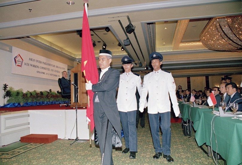 Sau lễ ký là nghi thức rước Quốc kỳ Việt Nam từ vị trí các nước quan sát viên sang vị trí các nước thành viên chính thức được tiến hành trong tiếng nhạc hào hùng cùng với sự chứng kiến của hàng trăm đại biểu, các hãng thông tấn báo chí trong nước và quốc tế. (Ảnh: Xuân Tuân/TTXVN)