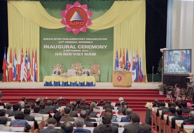 Chủ tịch nước Trần Đức Lương đọc diễn văn chào mừng tại phiên khai mạc AIPO-23, ngày 9/9/2002 ở Hội trường Ba Đình, Hà Nội. (Ảnh: Nhan Sáng/TTXVN)