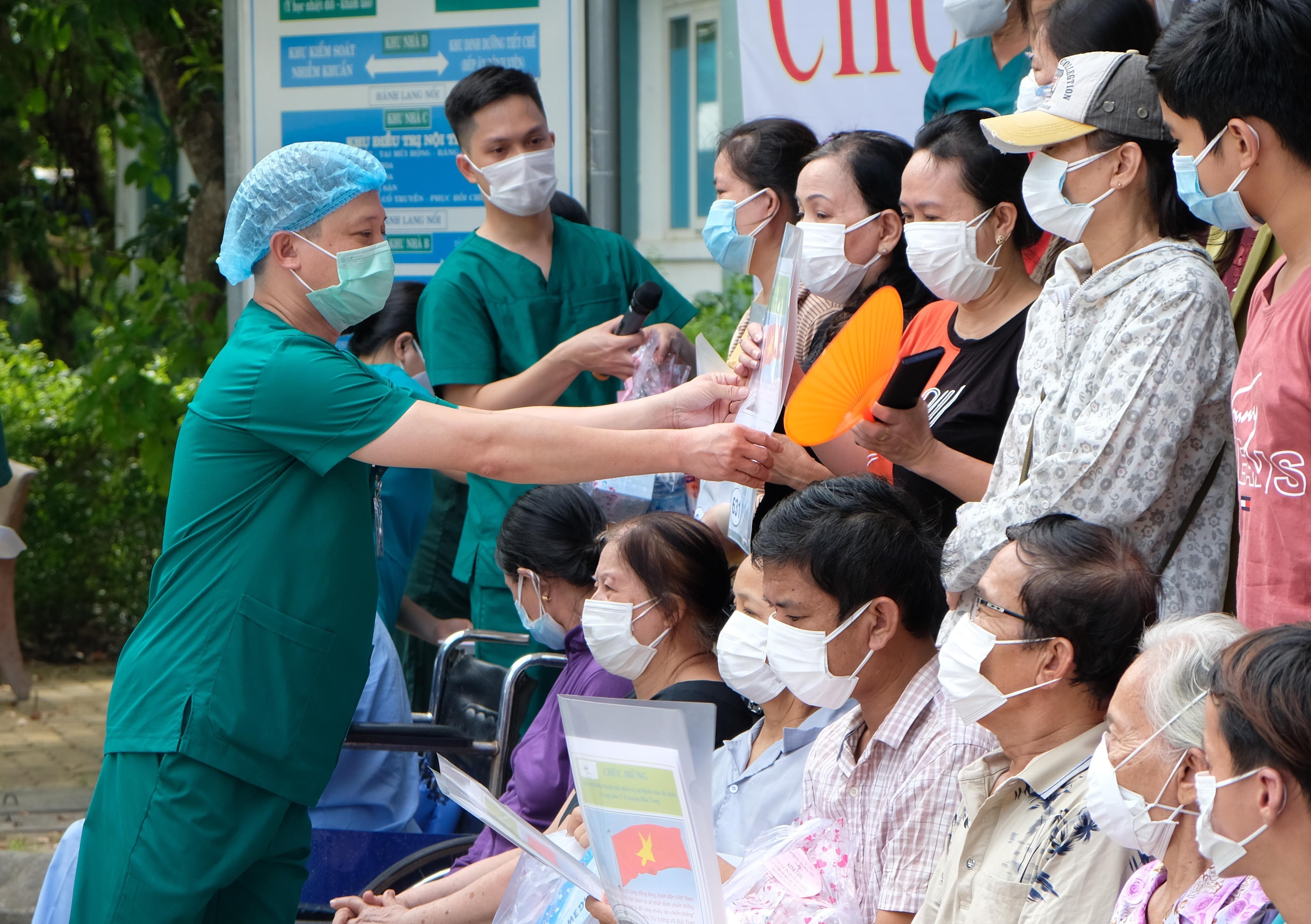          截至9月4日上午，在越南全国的1046例新冠肺炎确诊病例中，累计治愈病例755例。图自越通社