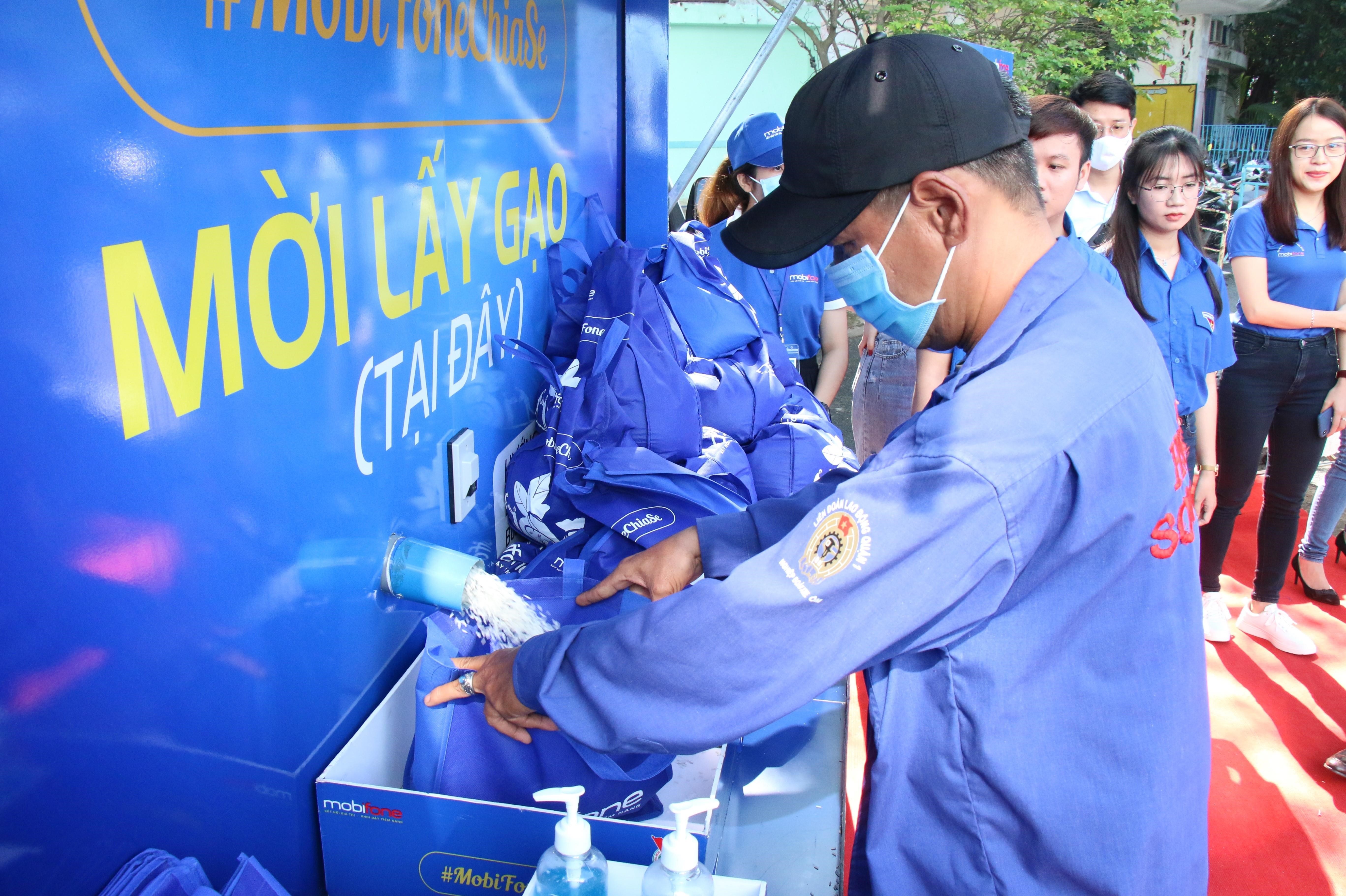 越南慈善组织和好心人在全国各地安装了自动取米机，以协助贫困居民渡过困难时期。图自越通社