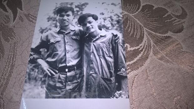 Phạm Quang Nghị (bên phải) gặp Vũ Xuân Bân (Phóng viên TTXGP) vừa miền Bắc vào “R” – Chiến khu Tây Ninh. Ảnh chụp tháng 6/1973). (Ảnh tác giả cung cấp)