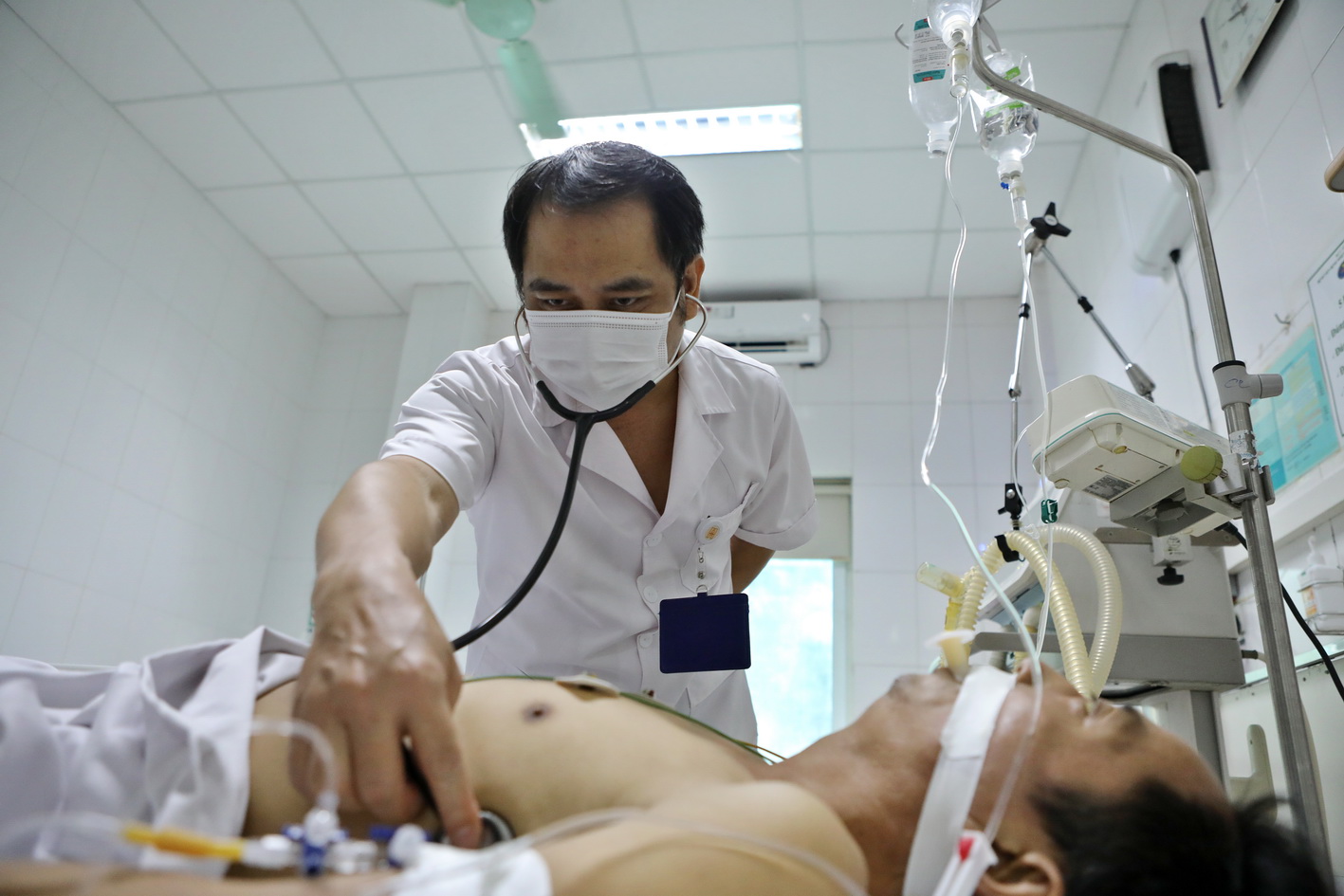 Theo dõi sức khỏe cho một bệnh nhân thở máy tại Bệnh viện Bệnh Nhiệt đới Trung ương. (Ảnh: Minh Quyết/Vietnam+)