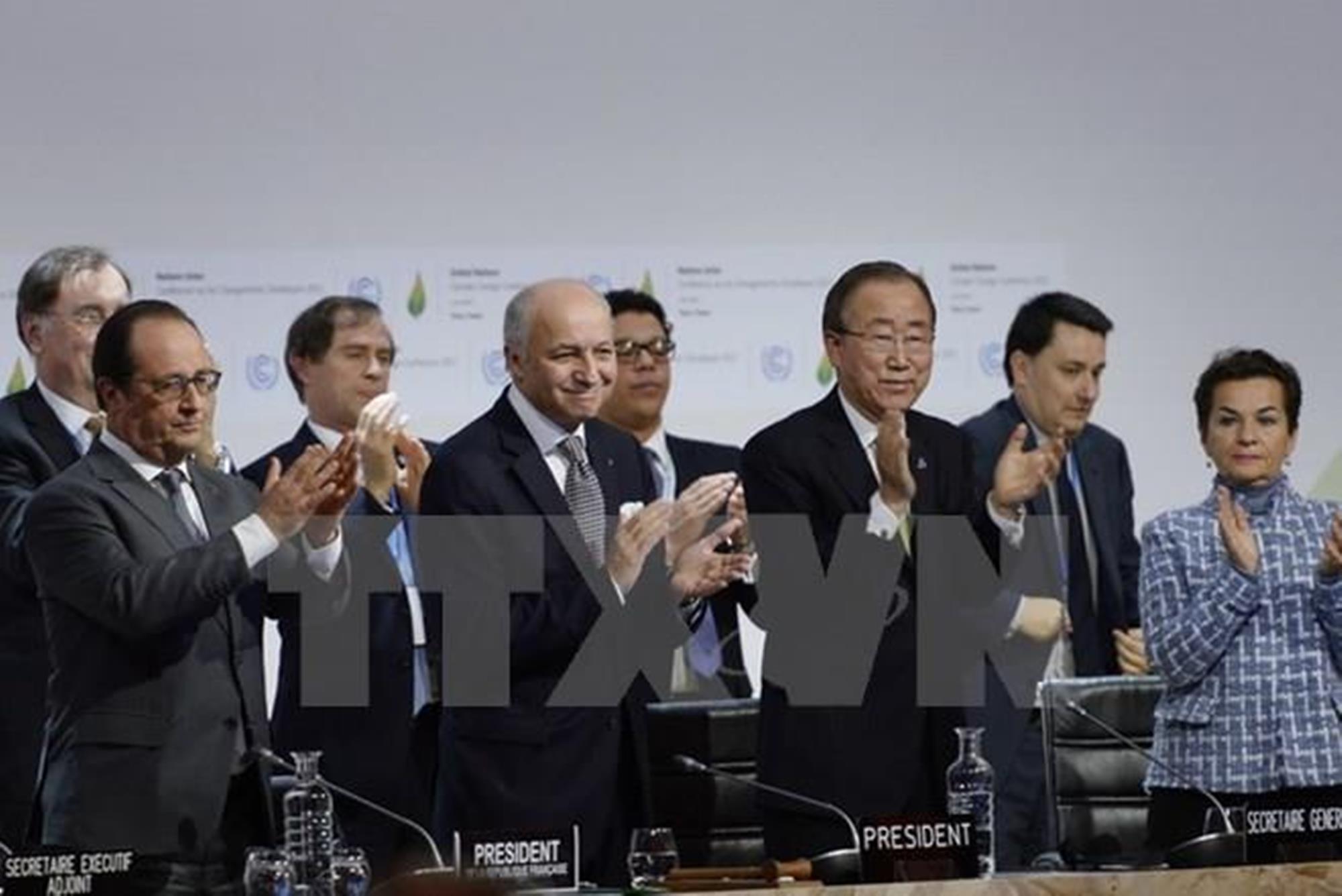 Les délégués participent à la 21e Conférence des parties à la Convention-cadre des Nations Unies sur le changement climatique (COP21) à Paris.  Photo: AFP/VNA
