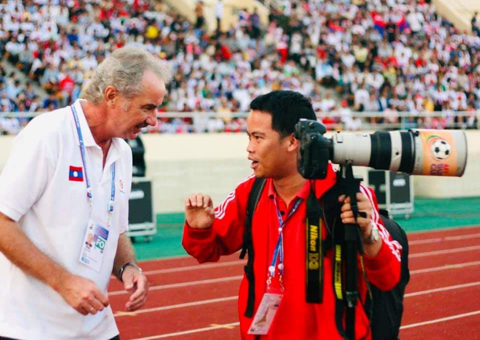 Coach Alfred Riedl and journalist Minh Hai. (Photo courtesy of Minh Hai)