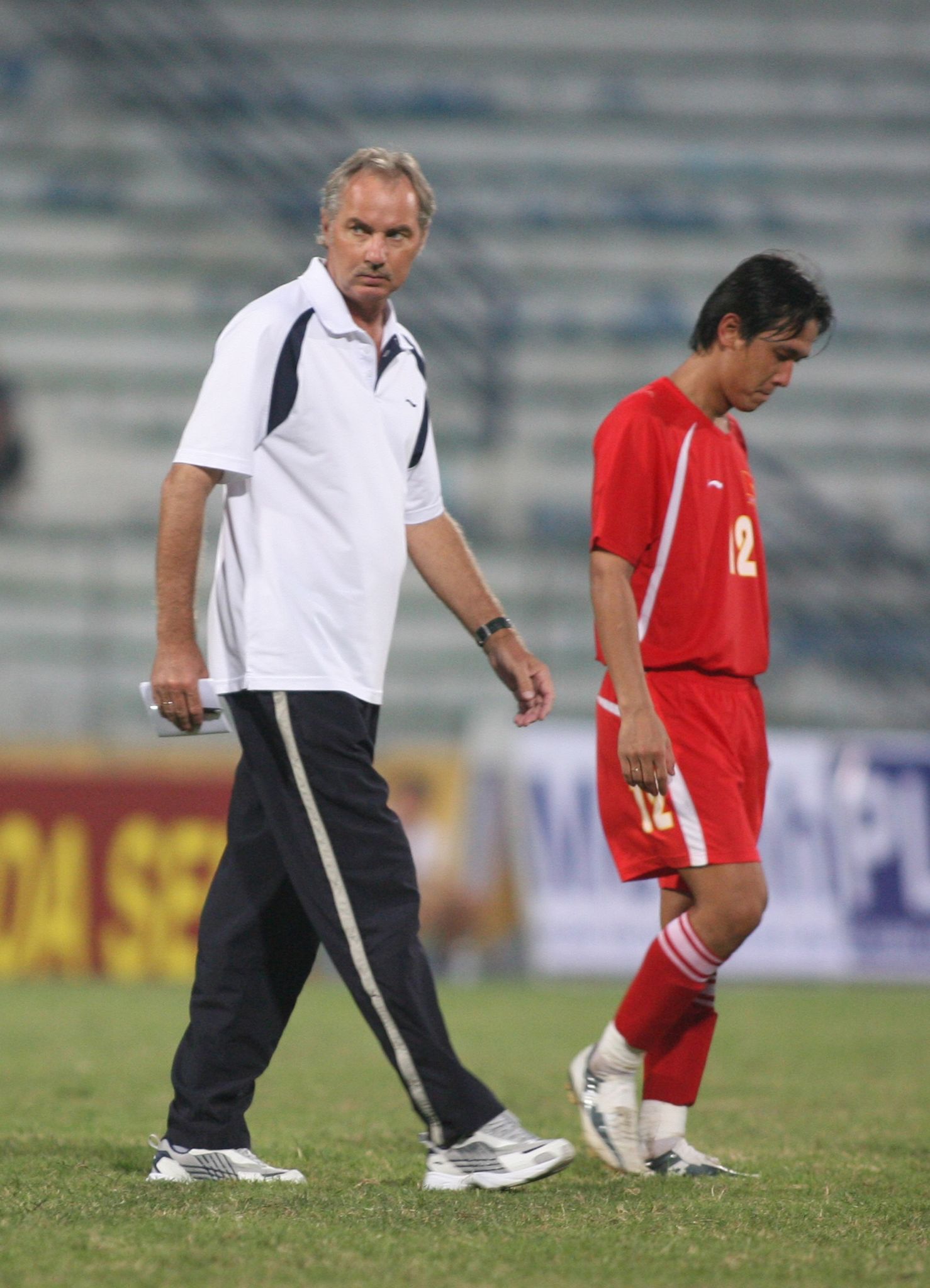 Alfred Riedl is attached to various generations of Vietnamese footballers. He and midfielder Minh Phuong (Photo: VietnamPlus)
