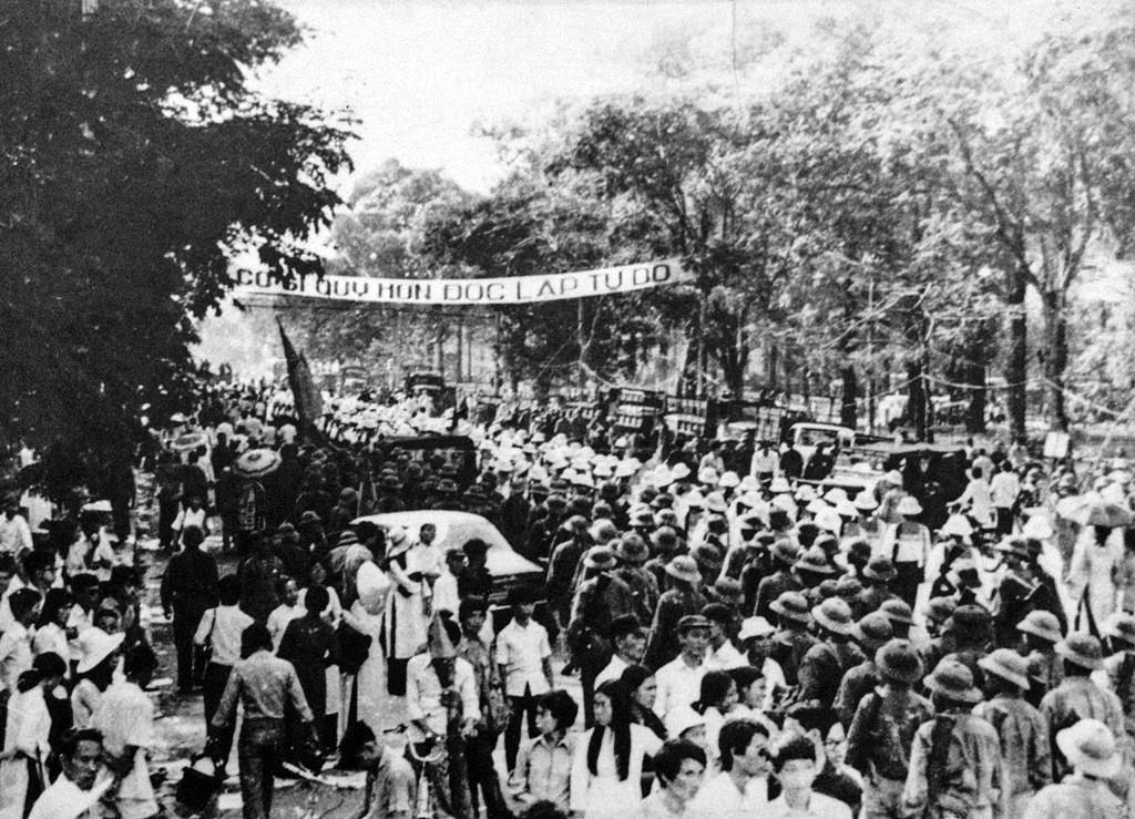 Sáng 15/5/1975, hàng triệu nhân dân Sài Gòn – Gia Định đổ về quảng trường trước trụ sở Ủy ban quân quản thành phố để dự Lễ mừng chiến thắng. Ảnh: TTXVN      