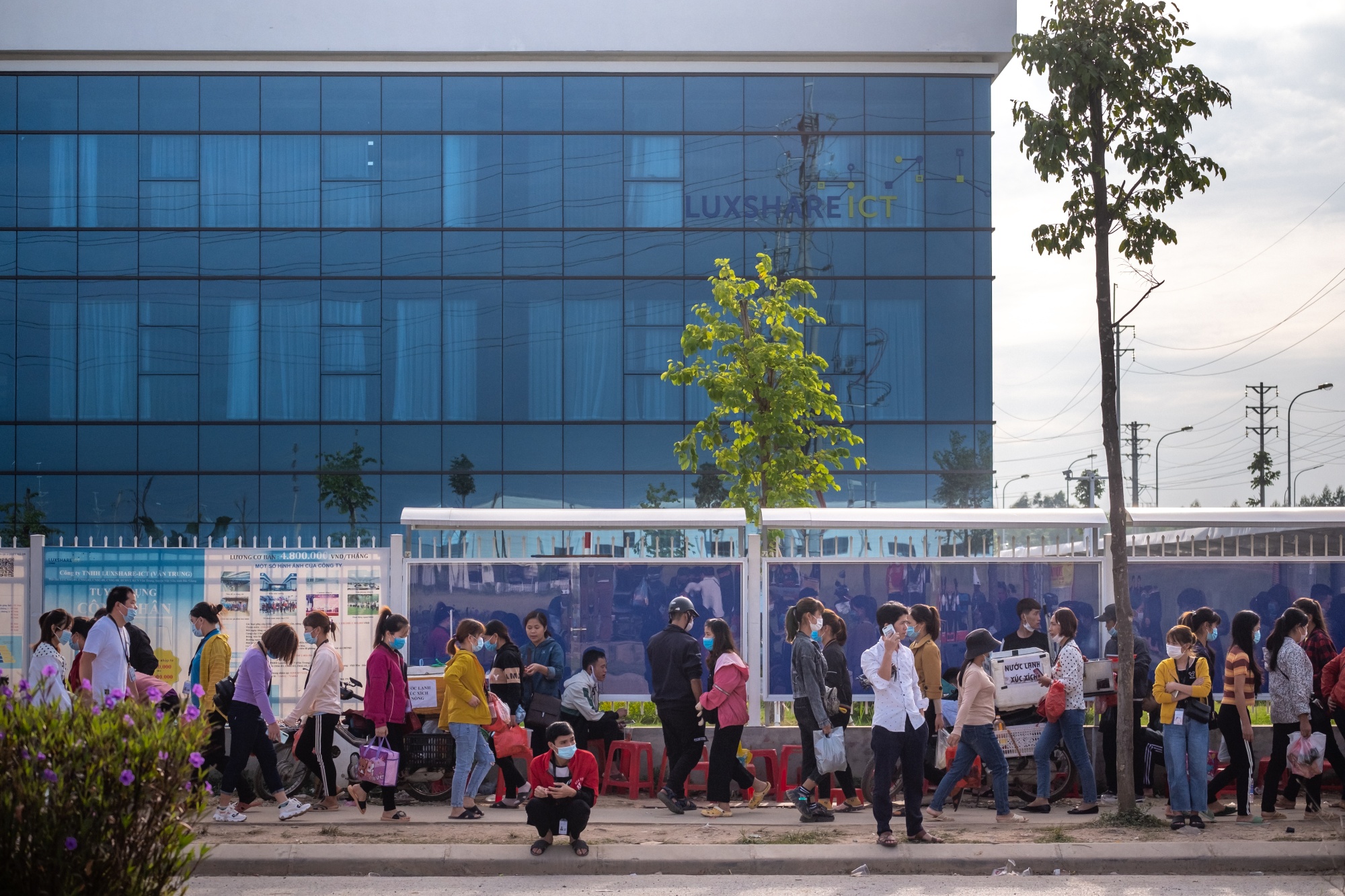  Công nhân trên đường tới nhà máy Luxshare ICT Bắc Giang.(Nguồn: Bloomberg)