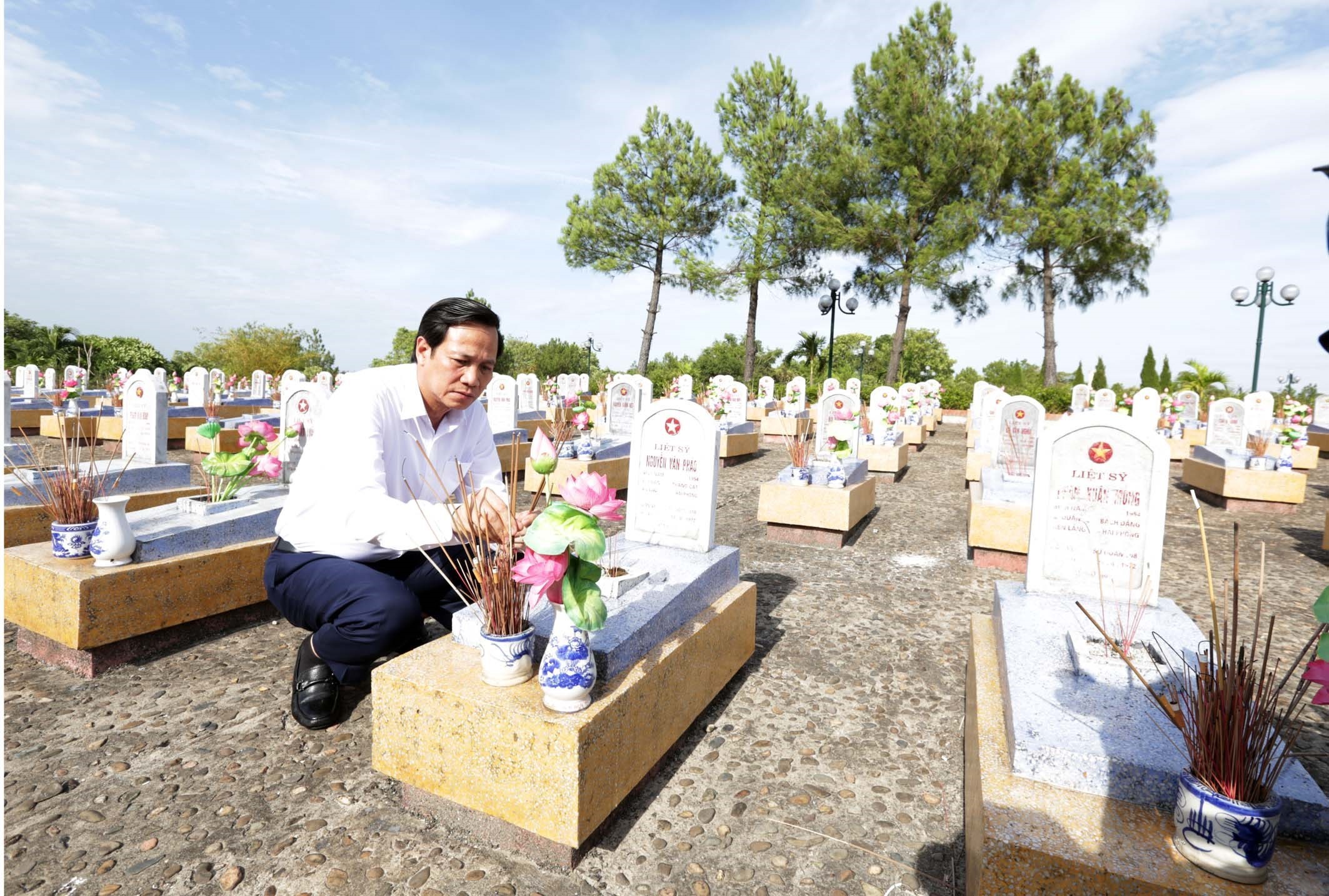 Глава Минтруда Дао Нгок Зунг зажег благовония в знак благодарности солдатам-героям на национальном кладбище “Чыонгшон”. (Фото: Чинь Банг Ньем / ВИА)      