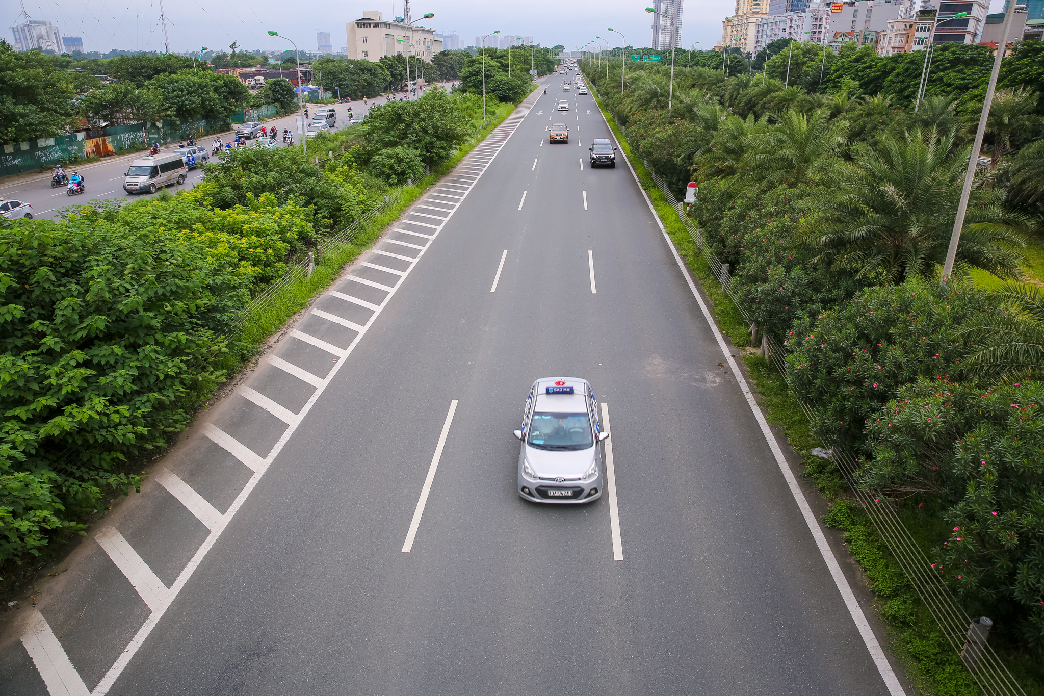 Chiều rộng tuyến đường là 140m bao gồm hai dải đường cao tốc riêng biệt quy mô 6 làn xe (rộng 16,25m); hai dải đường đô thị 2 làn xe cơ giới rộng 10,5m; dải phân cách giữa 2 đường cao tốc rộng 20m; hai dải đất dự trữ giữa hai dải đường đô thị... (Ảnh: Minh Sơn/Vietnam+)