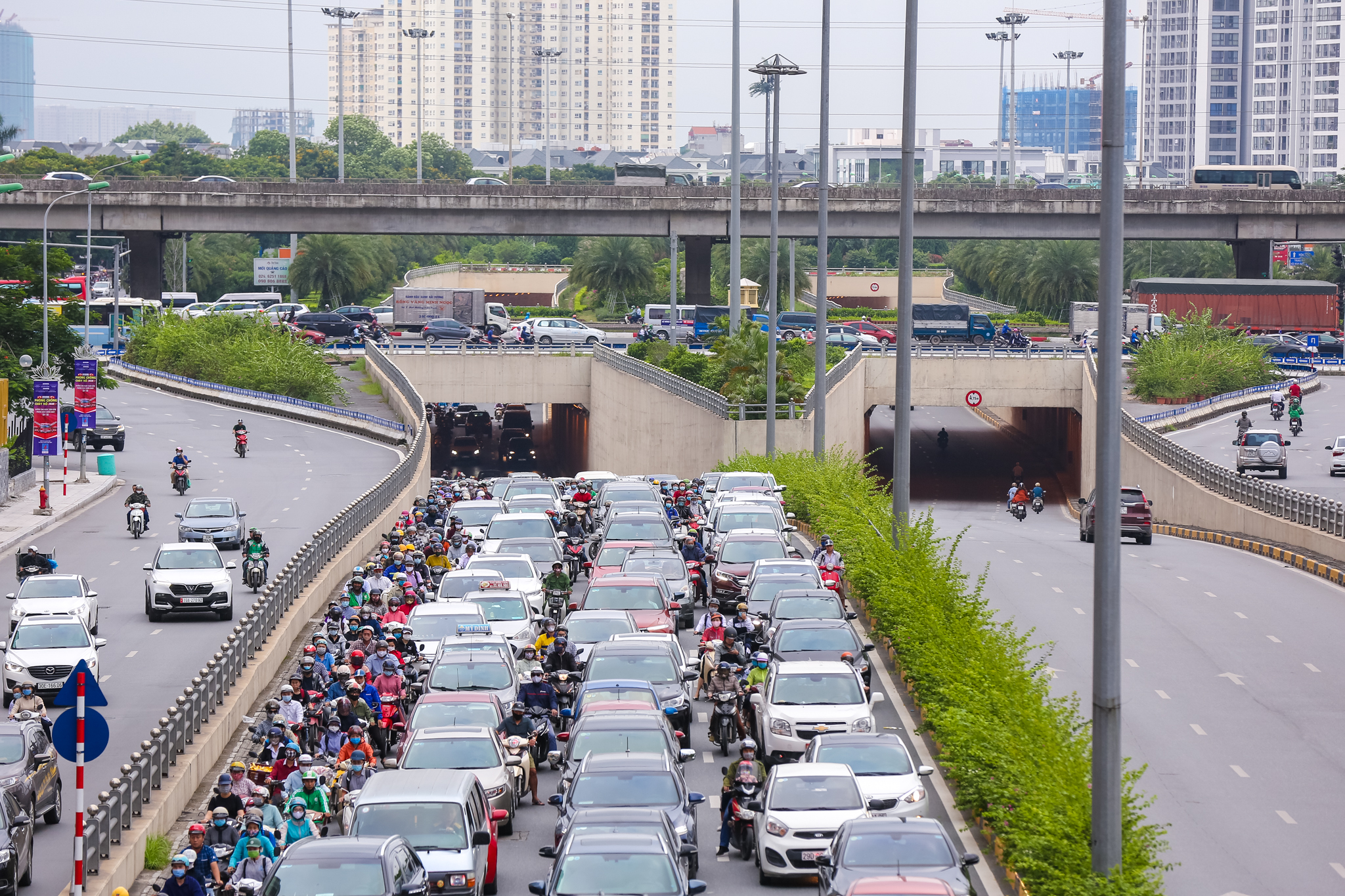 Sau 10 năm, tuyến đường đã có thêm hầm chui nút giao Trung Hoà nằm tại điểm đầu Đại lộ Thăng Long giúp các phương tiện dễ dàng lưu thông. (Ảnh: Minh Sơn/Vietnam+)