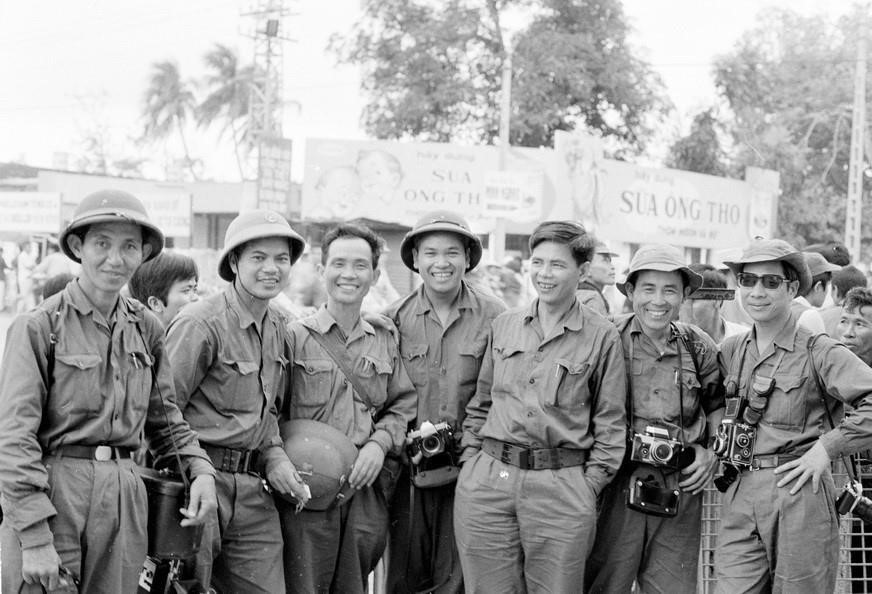 15 năm (1960 -1975), phóng viên của TTXGP và VNTTX luôn sát cánh, có mặt trên mọi trận đánh, hướng tiến công để thông tin kịp thời về những chiến công của quân dân ta. Trong ảnh: Phóng viên TTXGP và VNTTX tham gia đưa tin trong Chiến dịch Hồ Chí Minh, tháng 4/1975. (Ảnh: Tư liệu VNTTX)