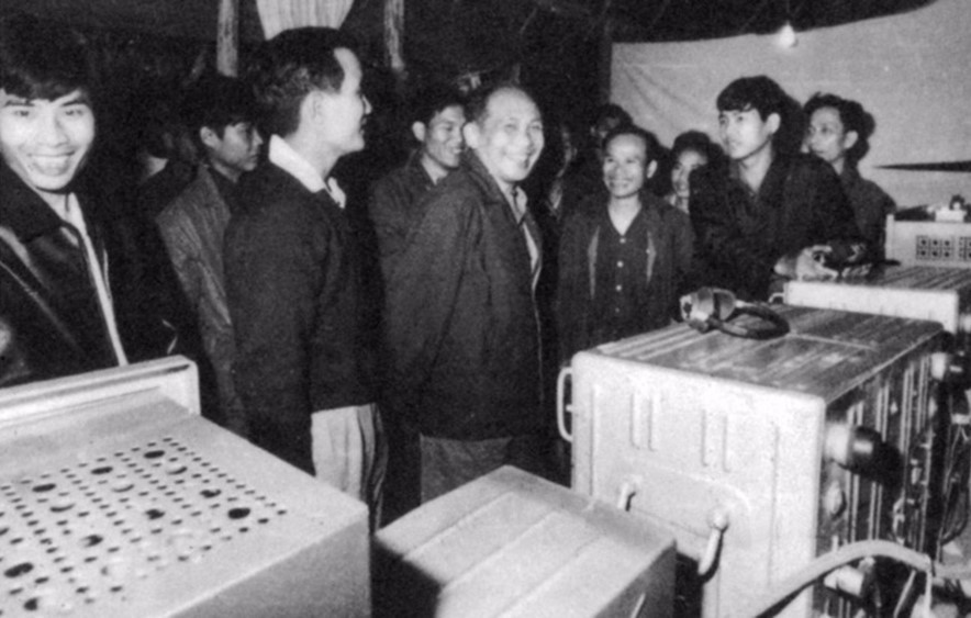 Đồng chí Võ Chí Công, Bí thư Khu ủy khu 5 đến thăm cơ sở thu phát tin bằng máy Teletype của Đài minh ngữ thuộc TTXGP. (Ảnh: Tư liệu TTXGP)