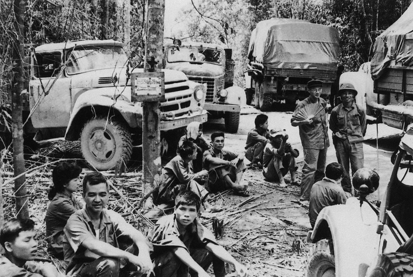 Phó Tổng biên tập VNTTX Trần Thanh Xuân và các phóng viên VNTTX tại một trạm dừng chân trên đường vào chiến trường miền Nam (3/1973). (Ảnh: Tư liệu VNTTX)